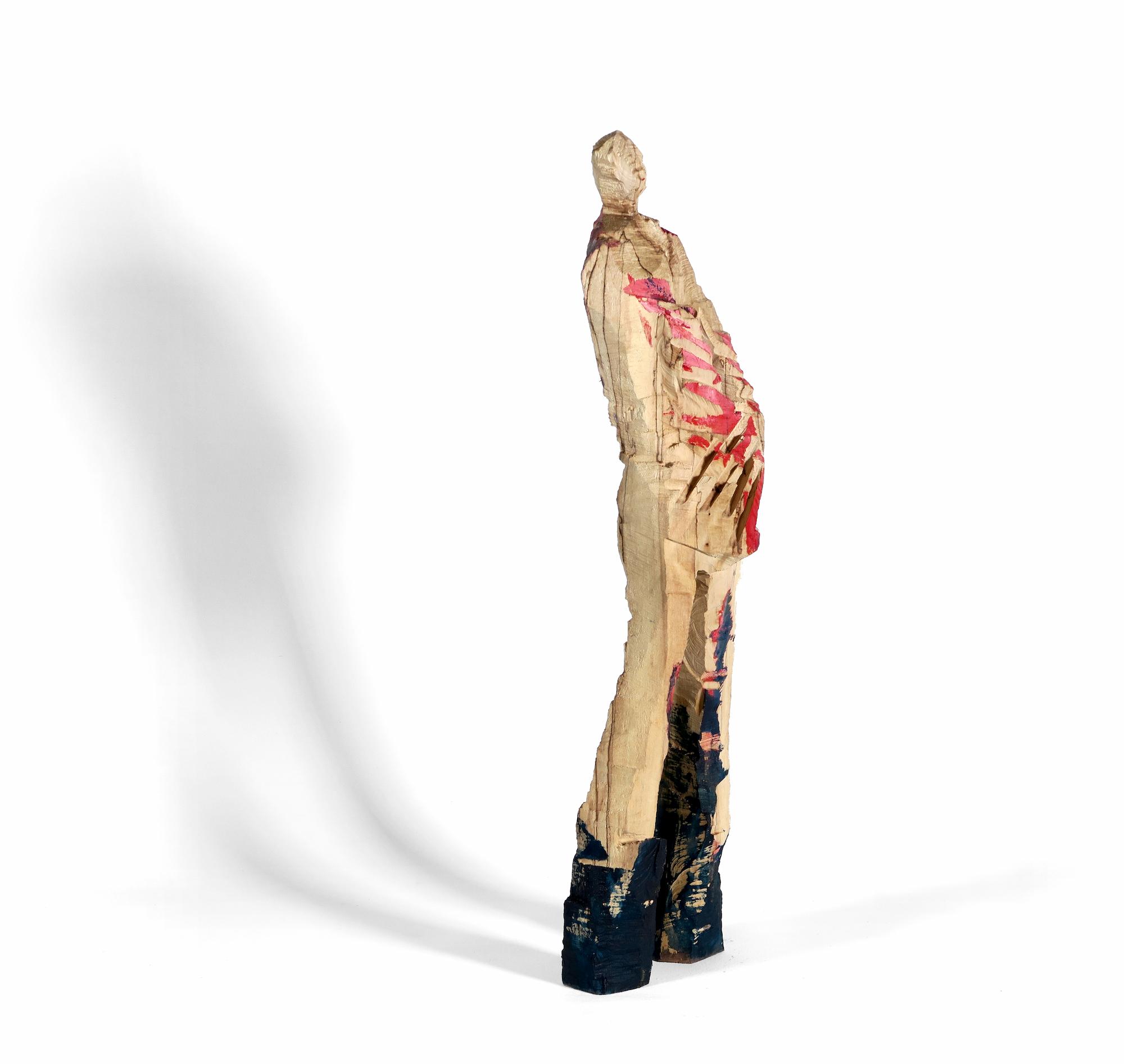 Holzskulptur 'Lou' von hinten in selbstbewusster Stellung