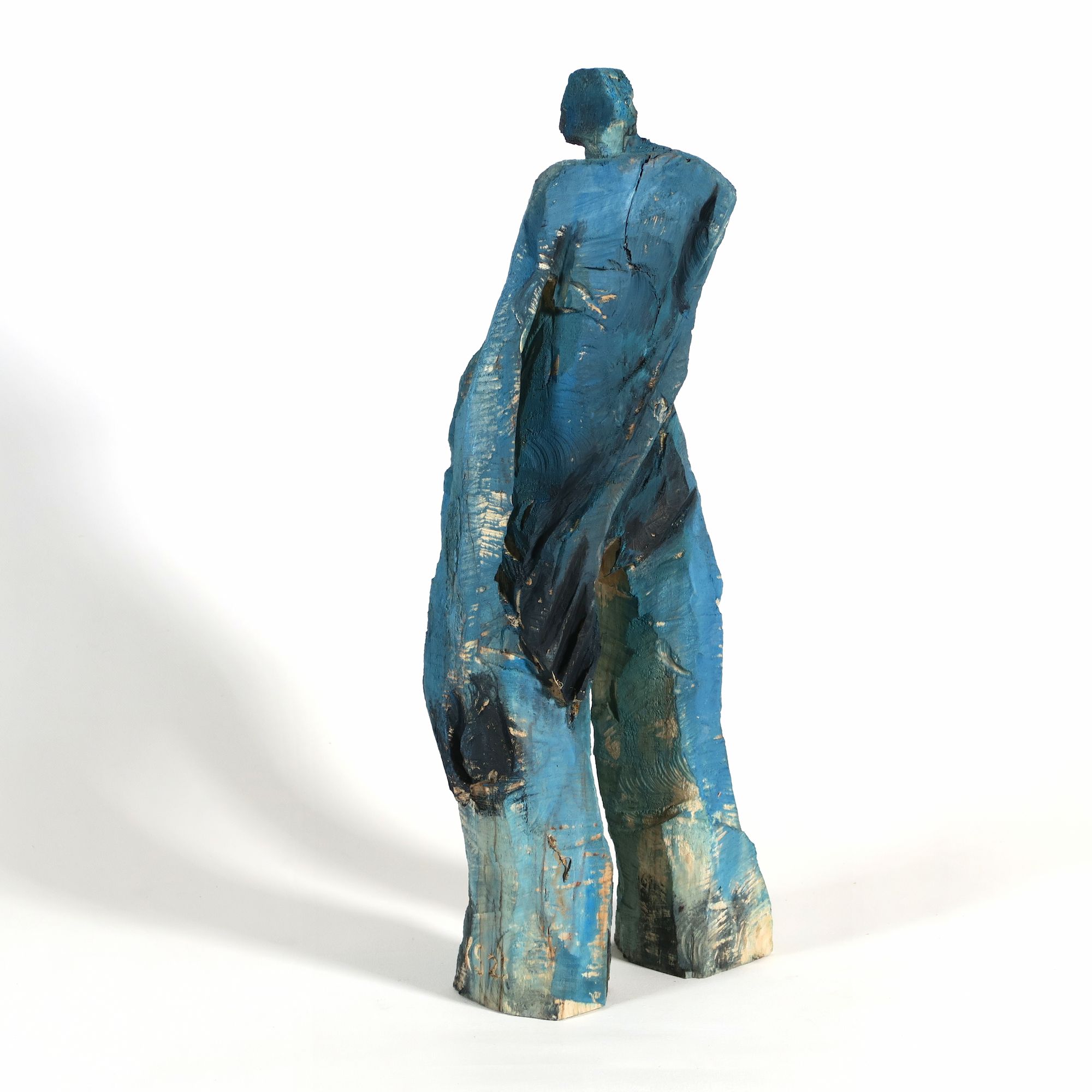 Holzskulptur 'Lisbeth' in selbstbewusster Stellung in blauen Farben gefasst