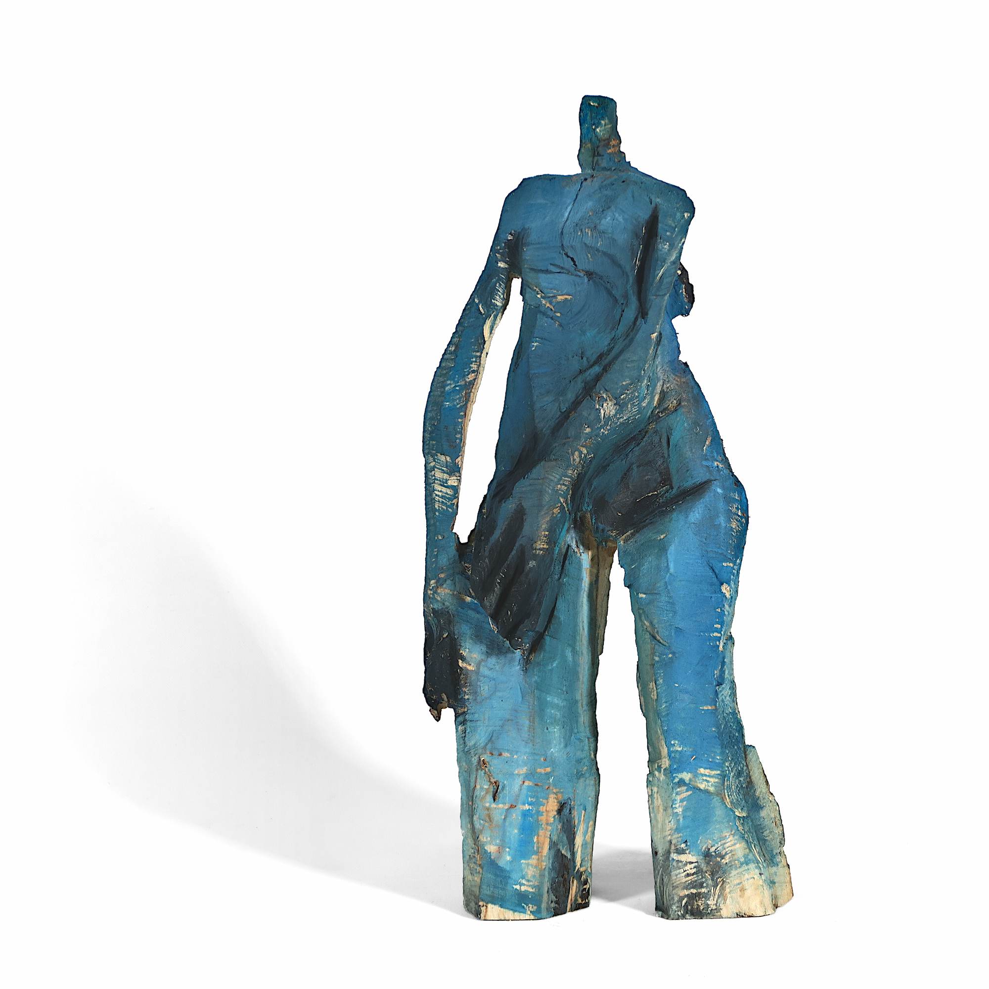 Ausdrucksstarke, kleine Holzskulptur 'Lisbeth' in eindrucksvoller Haltung aus Ahorn mit der Kettensäge geschnitzt.