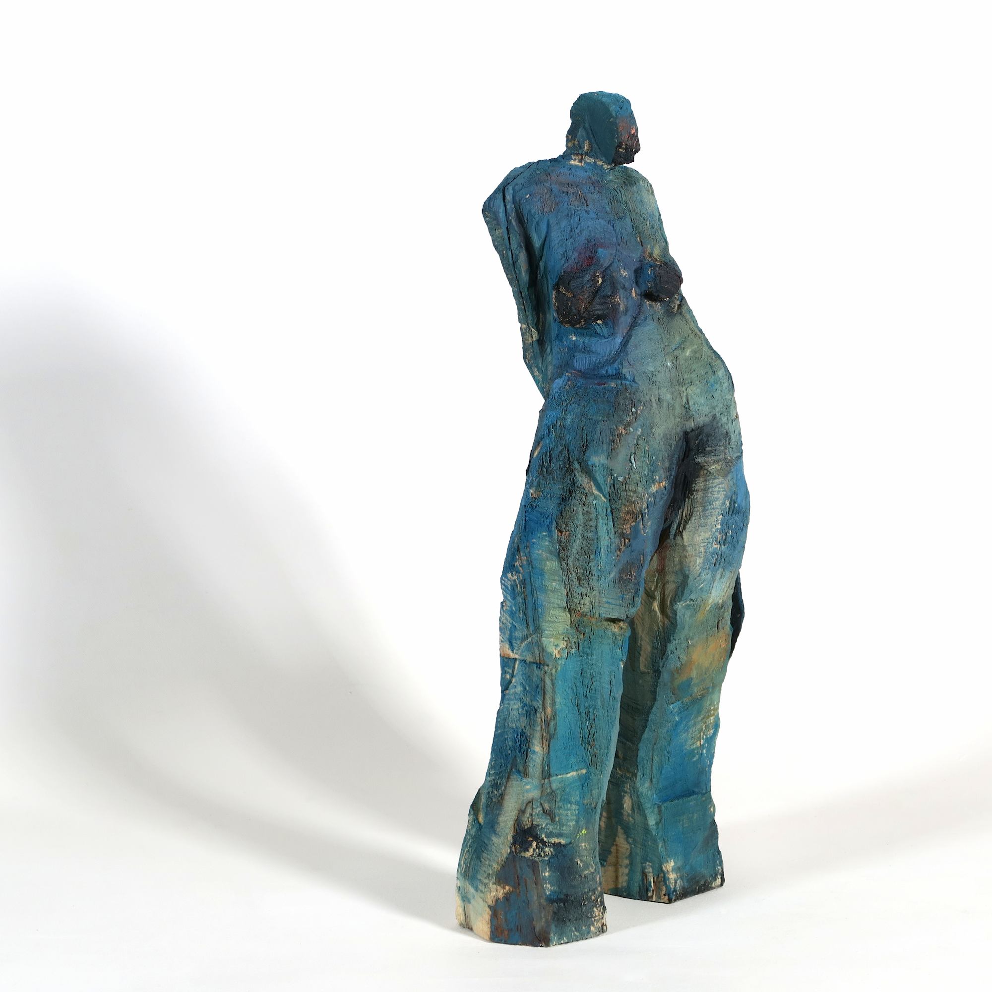 Ausdrucksstarke, kleine Holzskulptur 'Lisbeth' in eindrucksvoller Haltung aus Ahorn mit der Kettensäge geschnitzt.