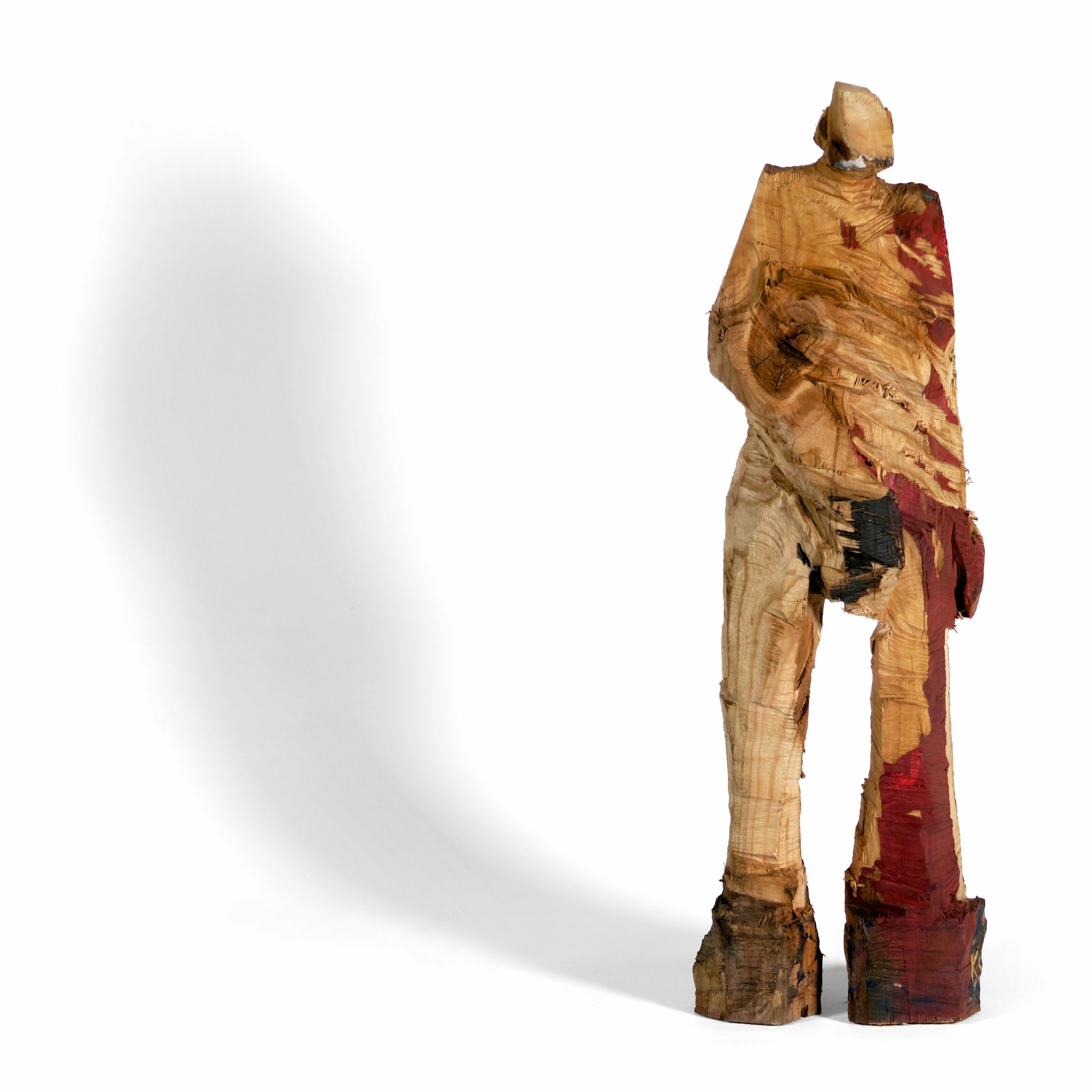 kleine Holzfigur 'Charlie' mit teilweise wieder abgesägter Bemalung - Motorsägenarbeit aus Kirschbaum