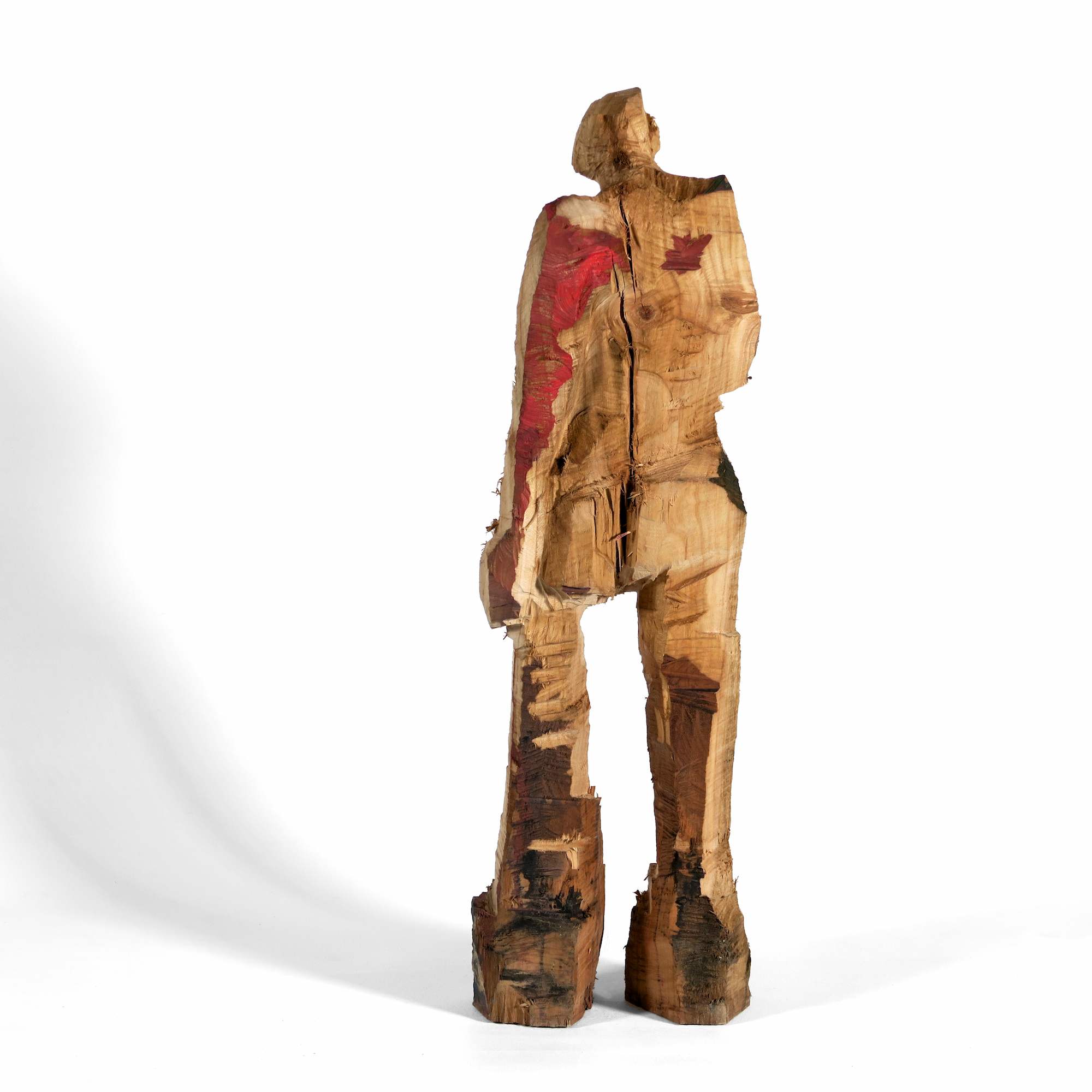 Holzskulptur 'Charlie'  in selbstbewusster Stellung