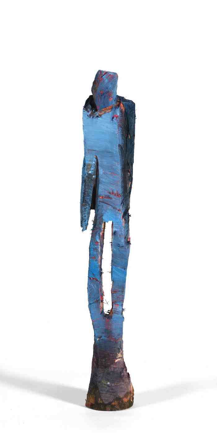 kleine schlanke Holzfigur 'Jo' mit blauer Bemalung - Motorsägenarbeit