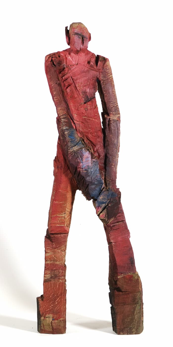 kleine Holzfigur 'Kaspar' - rote Skulptur aus Eiche - breitbeinig und unverrückbar