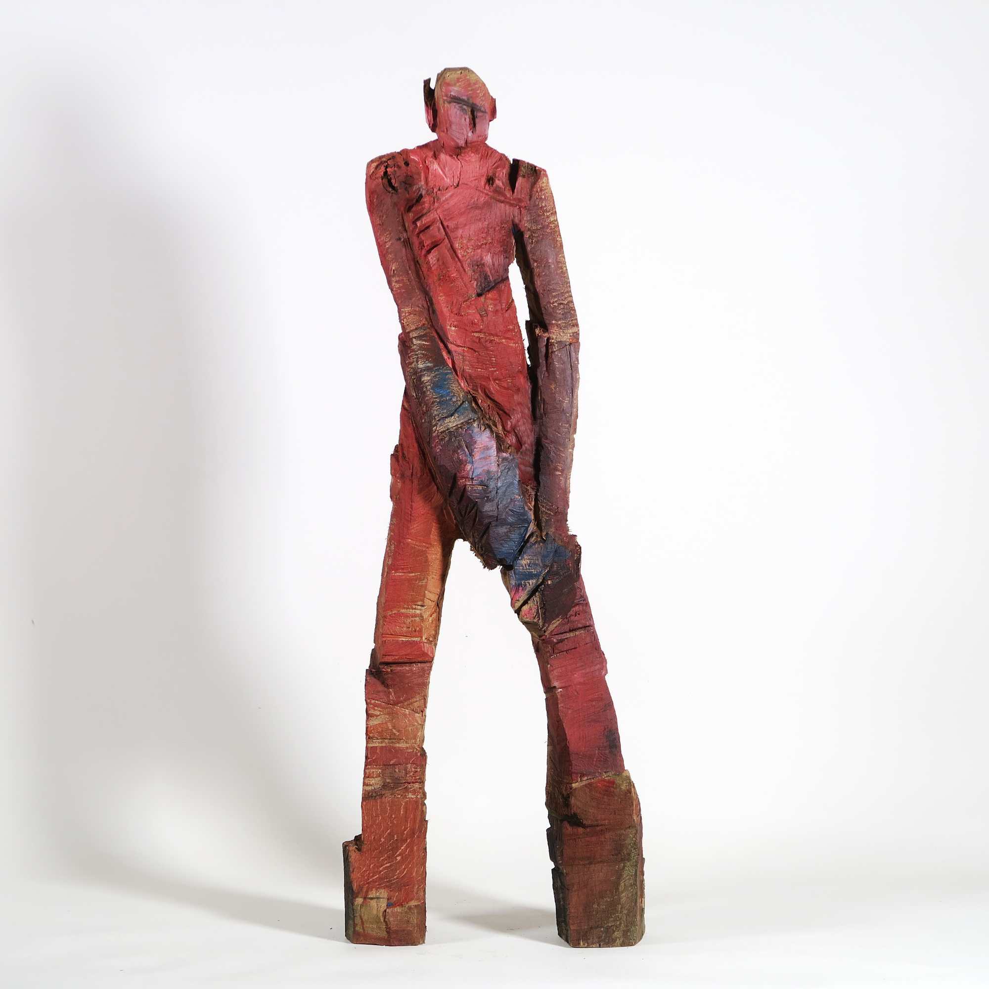Kaspar - kleine 94 cm hohe raue mit der Kettensäge geschnitze Holzskulptur von vorne