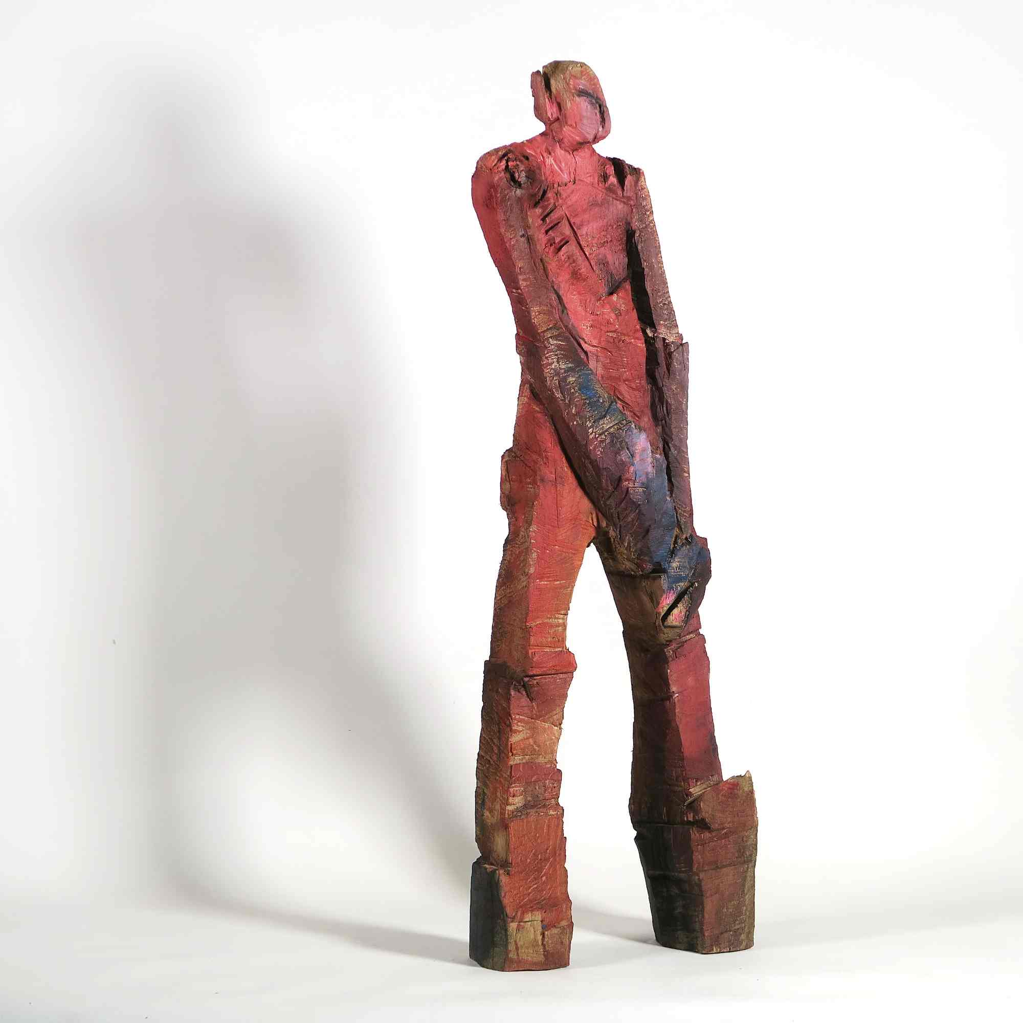 Kaspar - raue Holzskulptur eines Menschen, rot bemalt, 94 cm hoch, gesägt mit der Kettensäge - Ansicht von vorne rechts