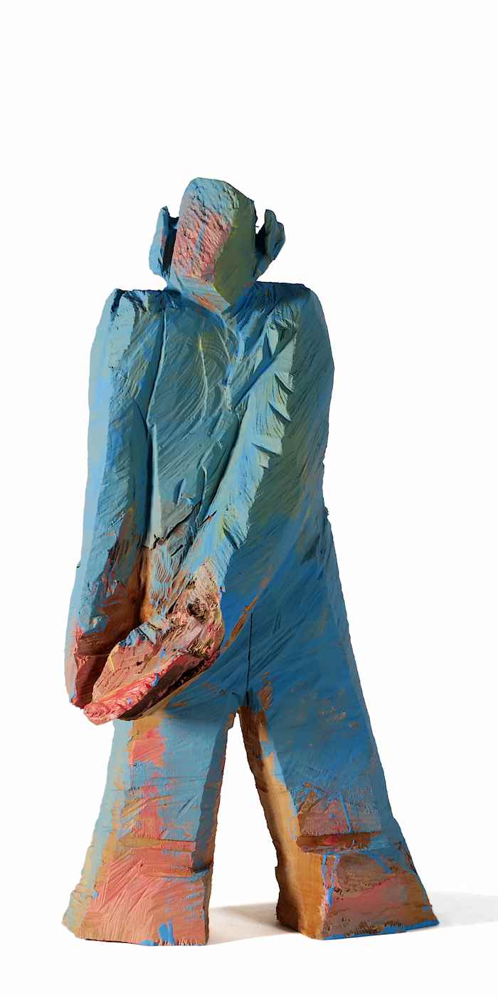 kleine blaue Holzfigur 'Theodor' mit roten Händen