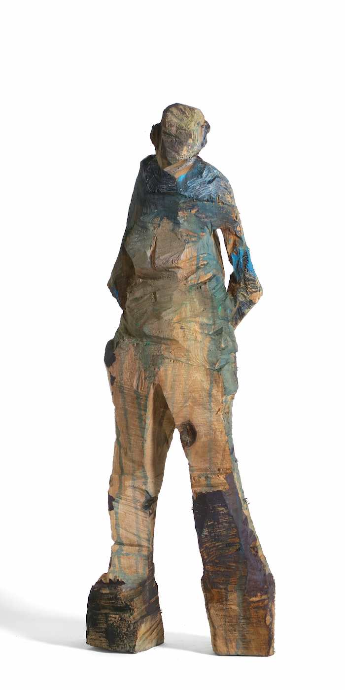 kleine blau-graue Holzfigur 'Marga' mit verschränkten Armen hinter dem Rücken