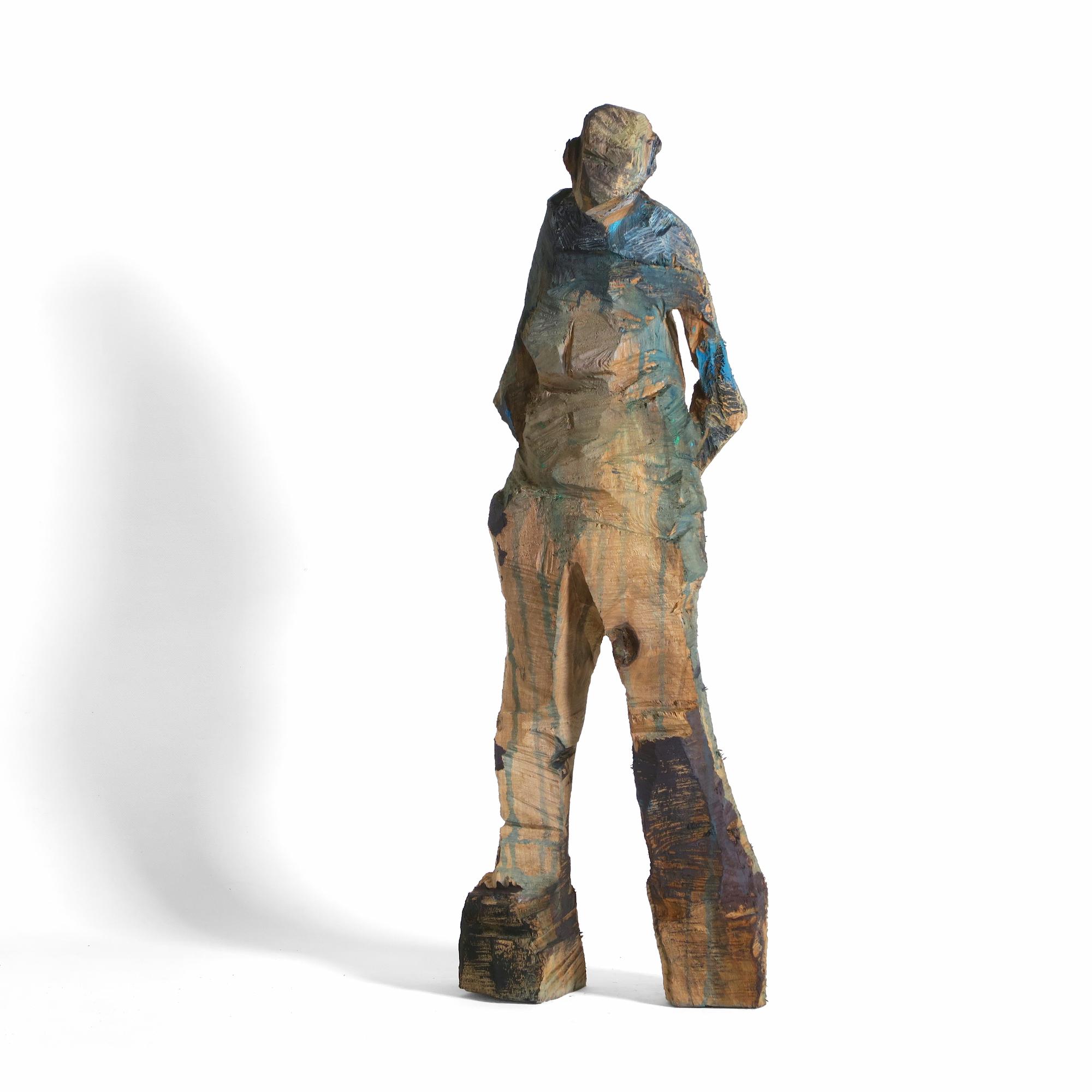 Marga - kleine blau-graue Holzskulptur mit den Armen hinter dem Rücken verschränkt