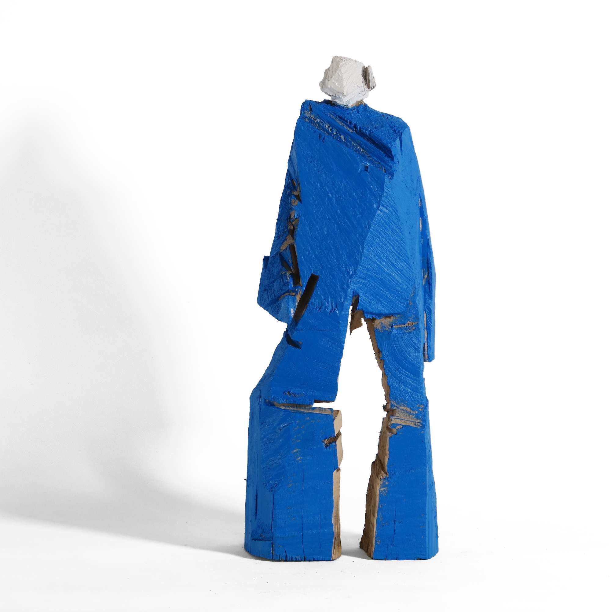 Otto - kleine blaue Holzskulptur aus Ahorn, Köfper in blau, Kopf in weiß gefasst