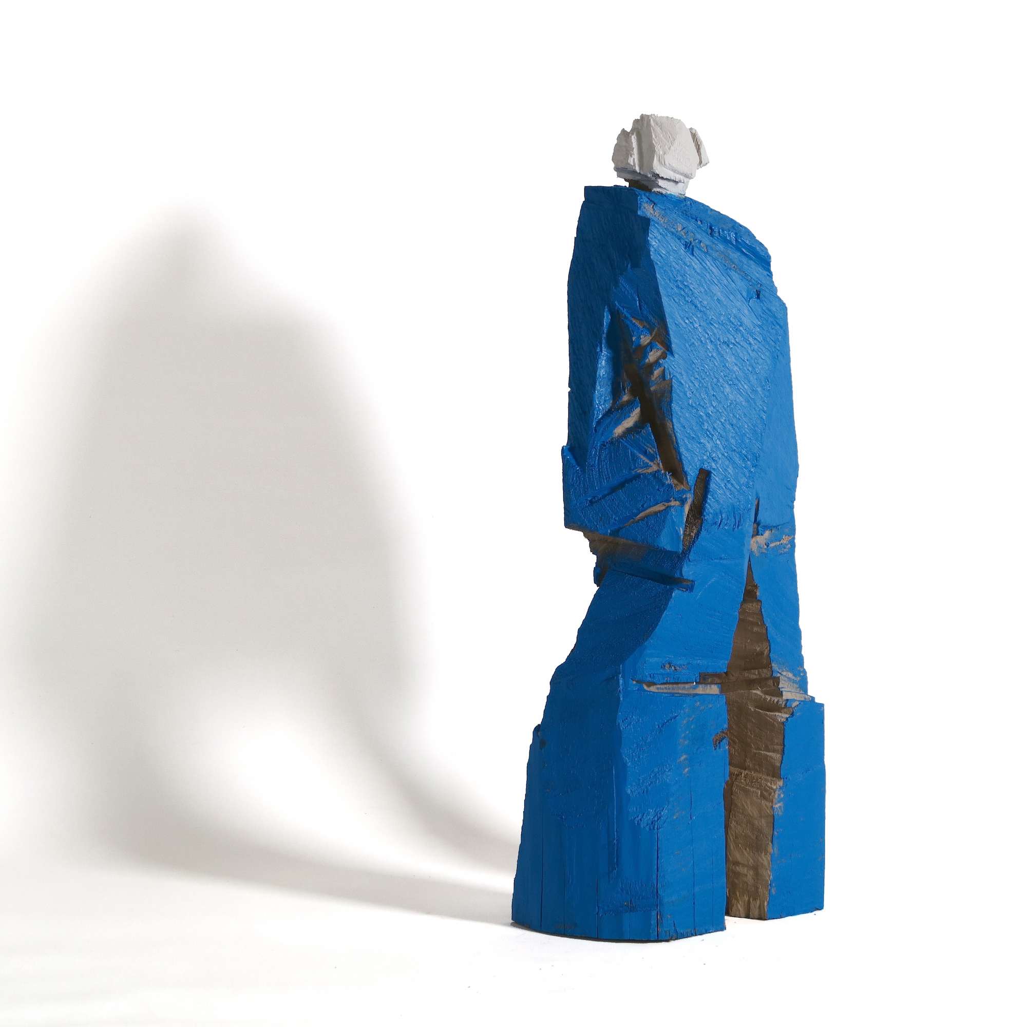 kleine Holzskulptur Otto in blau mit weißem Kopf von der Seite
