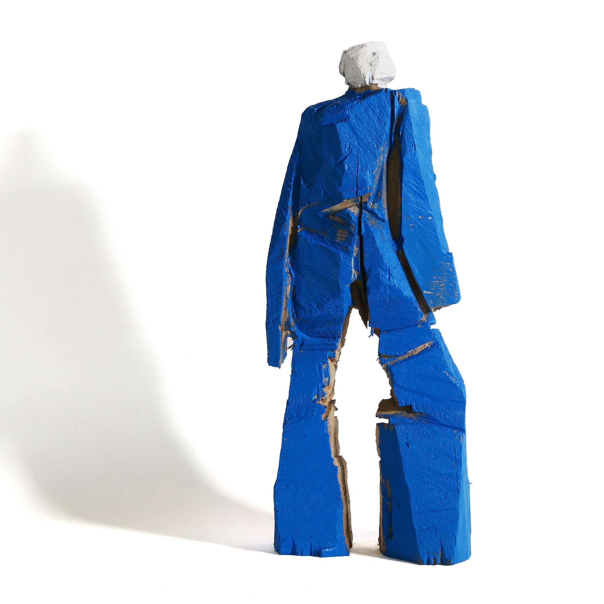 kleine Holzskulptur Otto in blau mit weißem Kopf von hinten