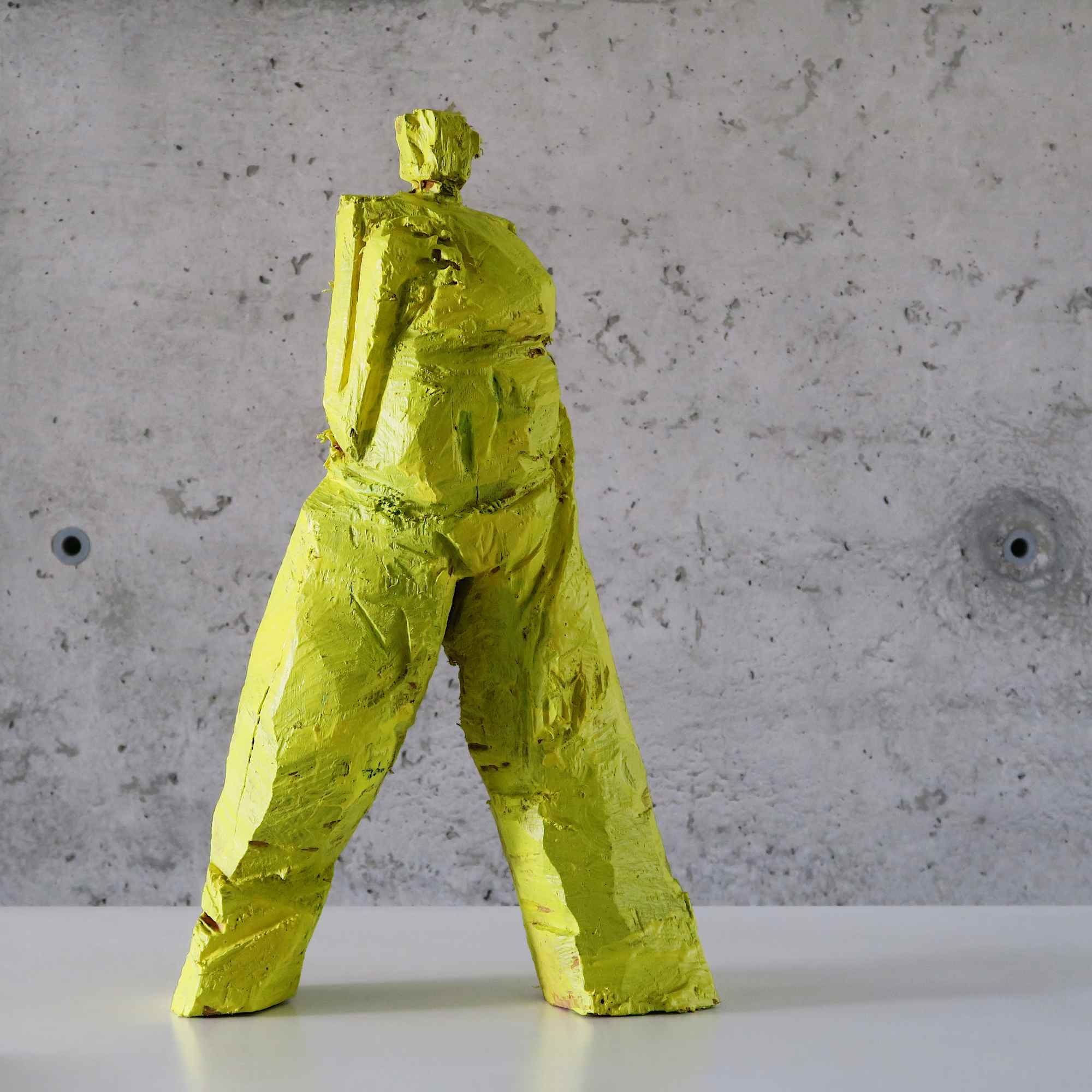 kleine Holzfigur Mimi in leutendem gelb aus Robnie geschnitzt - Vorderansicht