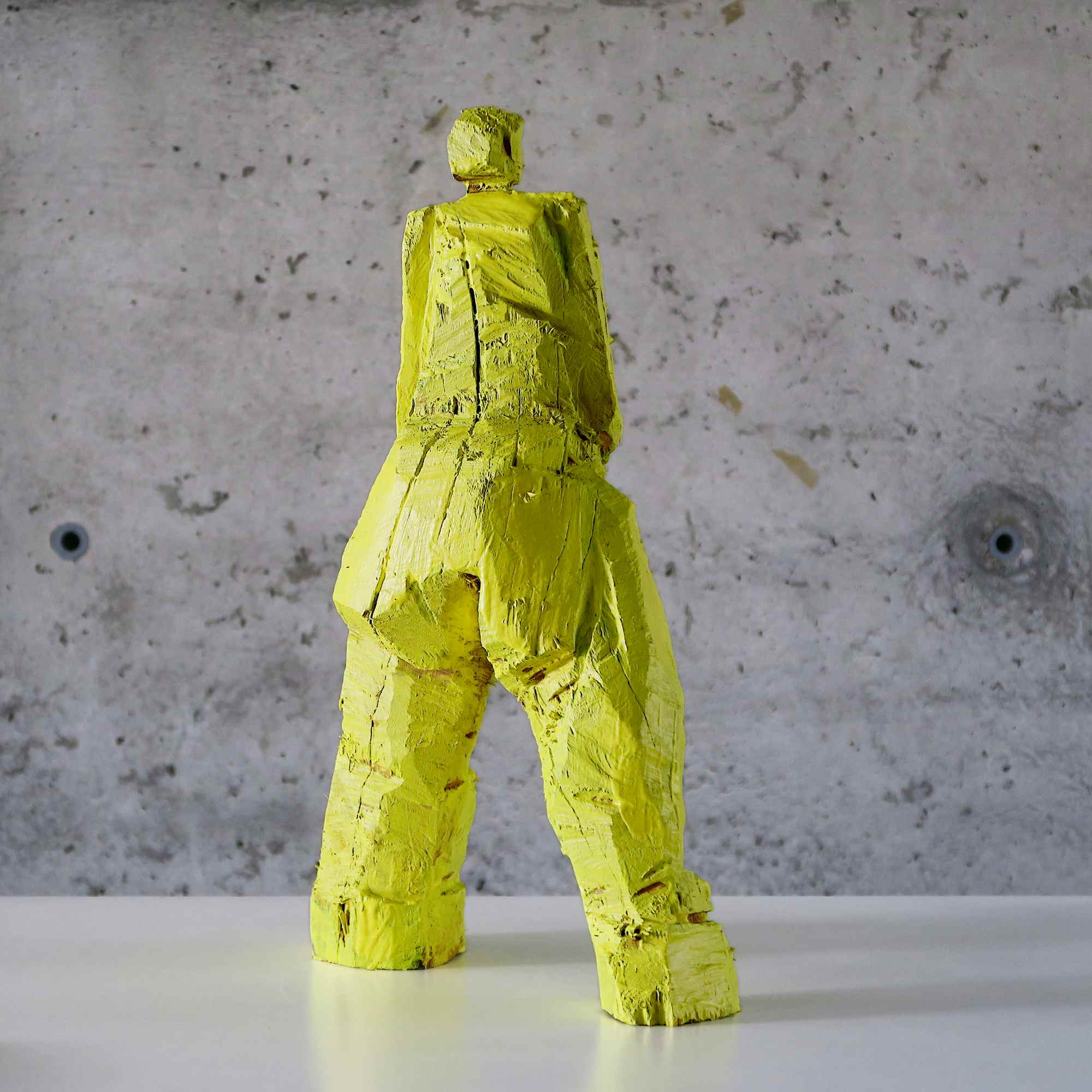 kleine Holzfigur Mimi in grell gelb von hinten