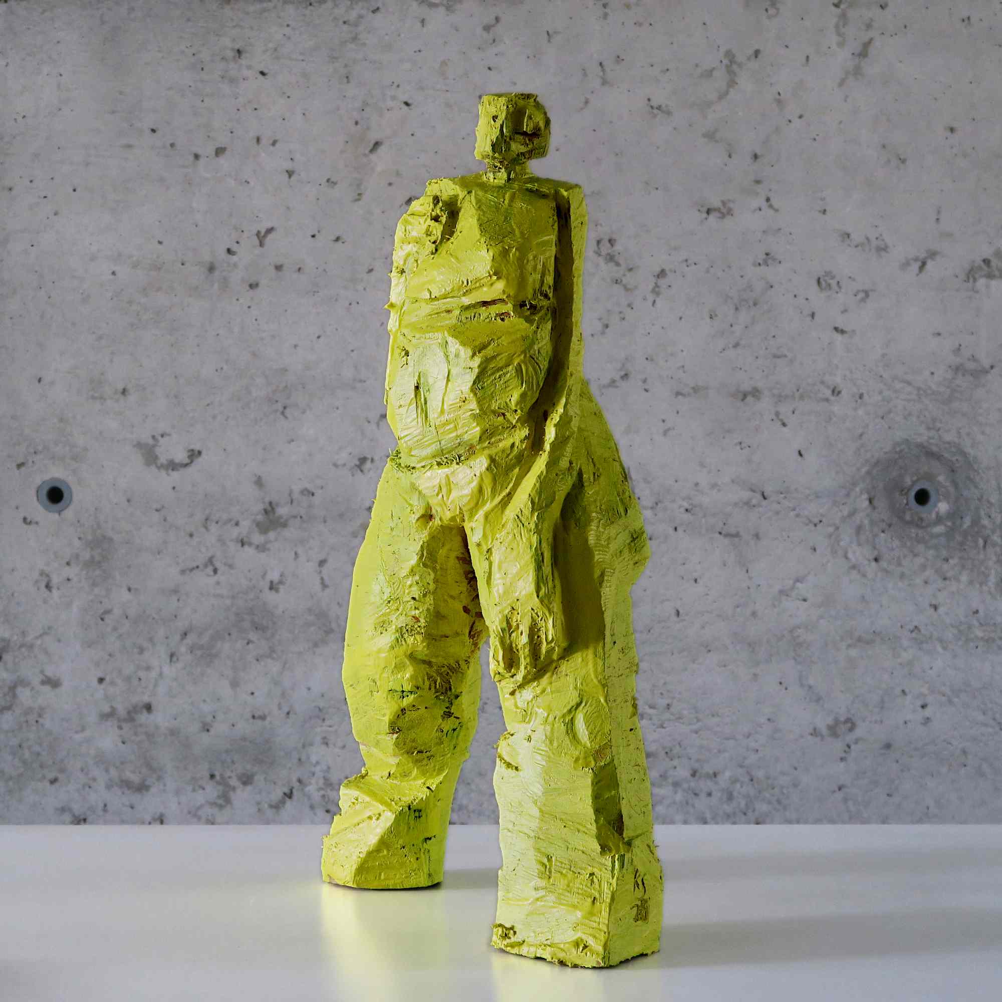 Mimi - kleine grell gelbe Holzfigur aus Robinie mit dünnen Armen und langen Fingern