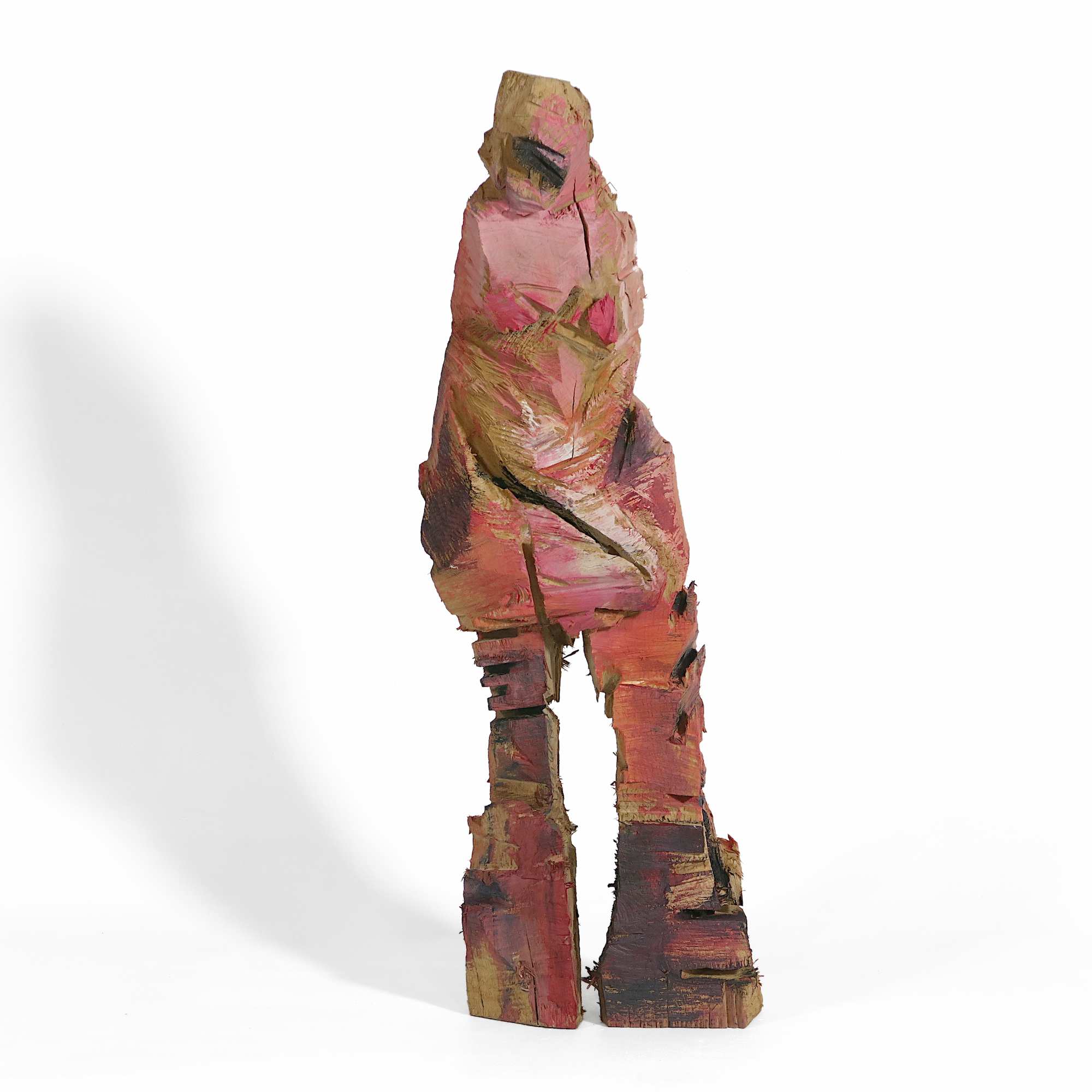 kleine Holzfigur Frieda in rosa und roten Tönen von vorne