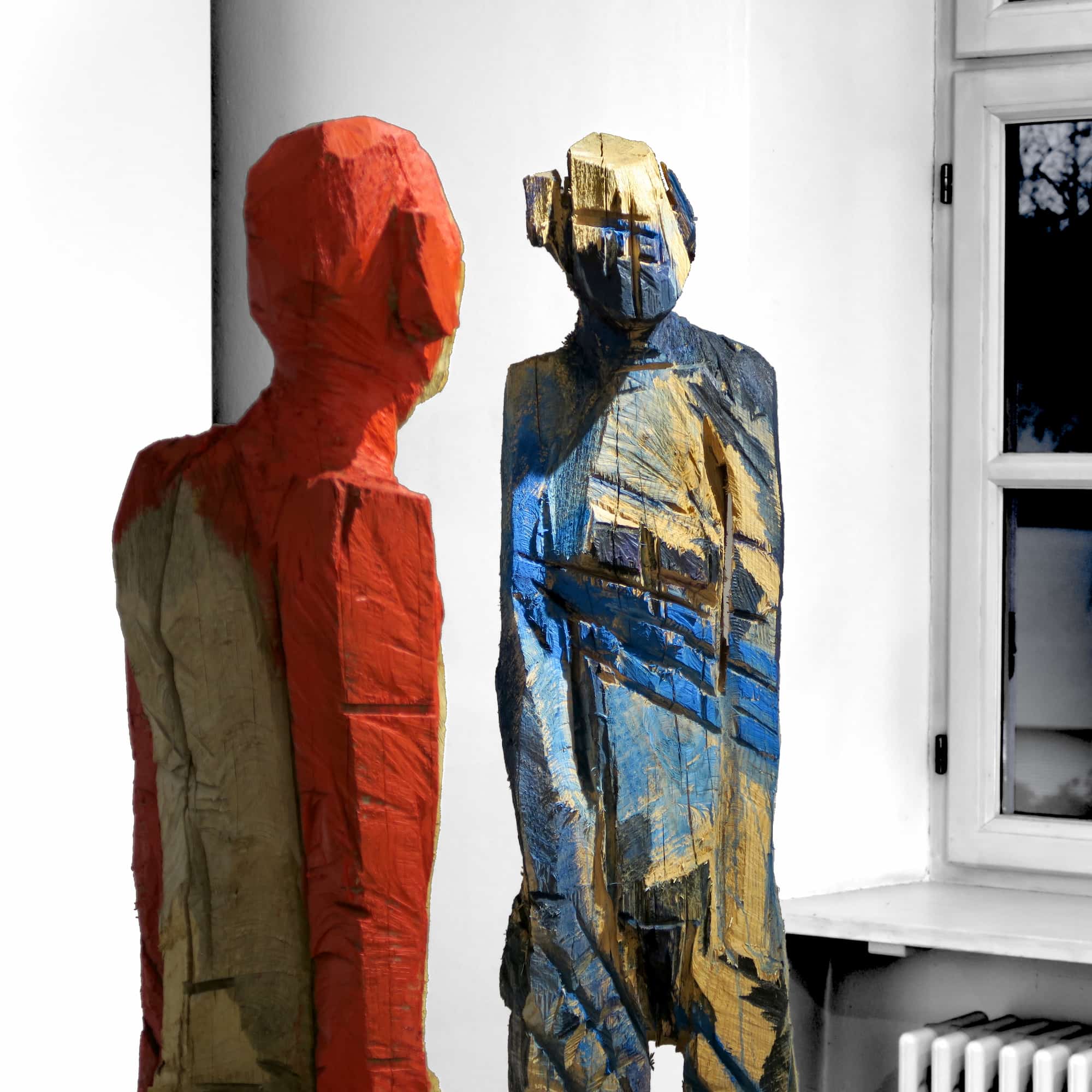 Holzköpfe – große Holzskulpturen, die klassische Schönheitsideale hinterfragen. Markante Köpfe mit Charakter und moderner Ästhetik!