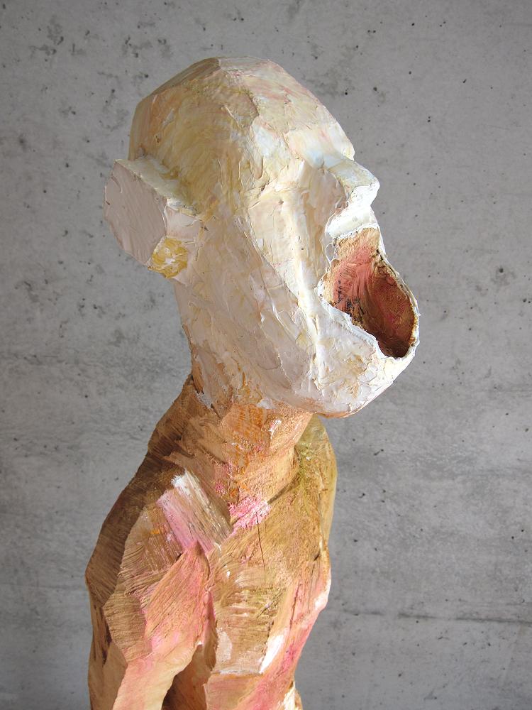 Holzskulptur Mensch figurativ farbig gefasst und gespachtelt Motorsägenkunst