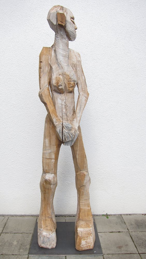 Holzskulptur weiblich lebensgroß weiß gefasst aus Eiche mit der Motorsäge geschnitzt