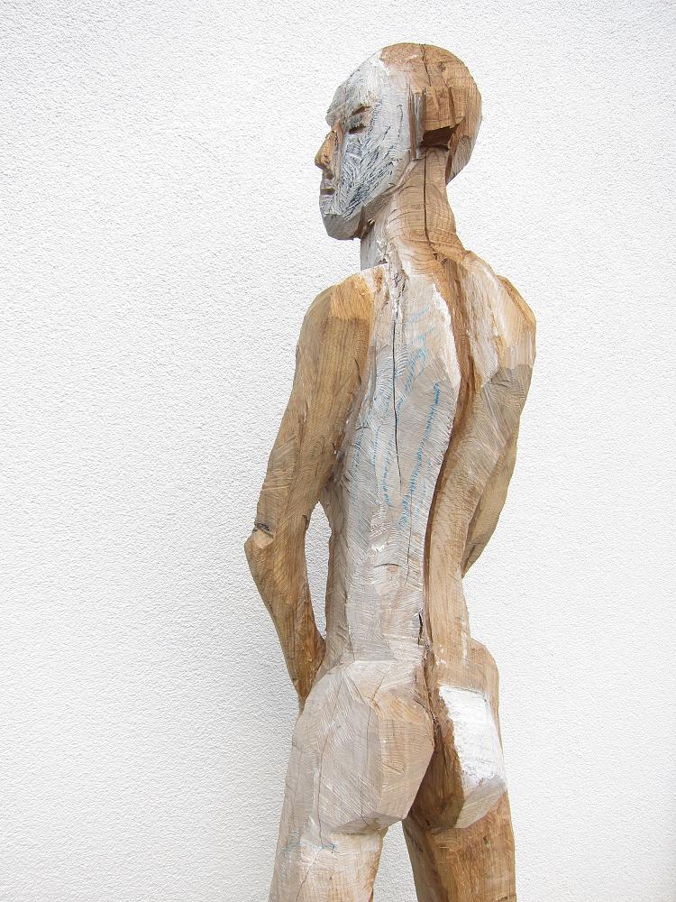 Holzskulptur weiblich lebensgroß weiß gefasst figurativ Motorsägenkunst