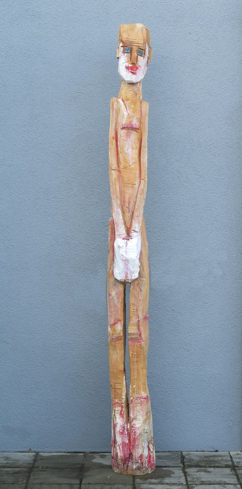 schlanke überlebensgroße Holzskulptur aus der Ausstellung Artiges in Ottobrunn