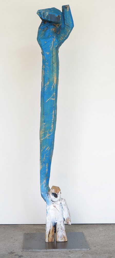 kleine ca. 100 cm hohe Holzskulptur mit überlangem Arm expressiv bemalt mit der Motorsäge geschnitzt