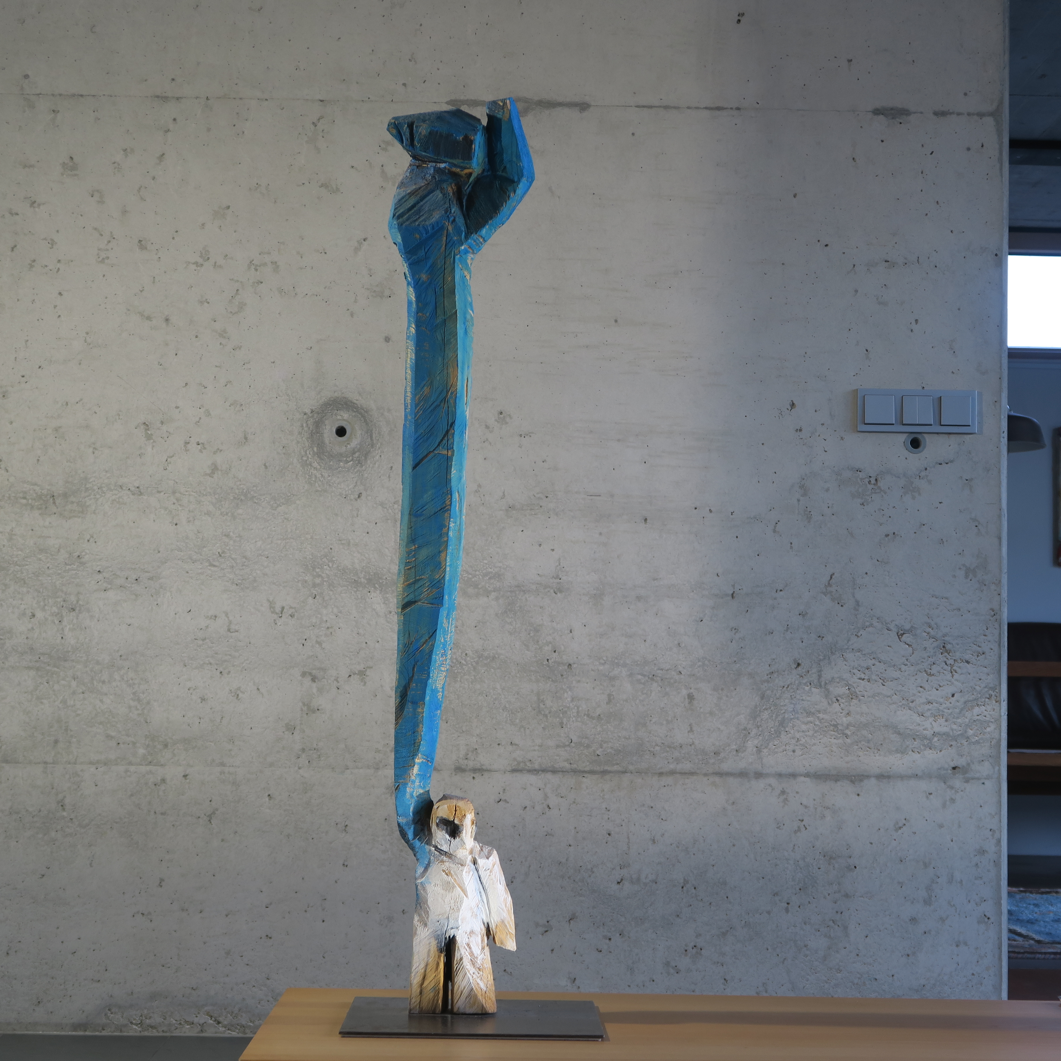kleine ca. 100 cm hohe Holzskulptur mit überlangem Arm expressiv bemalt mit der Motorsäge geschnitzt