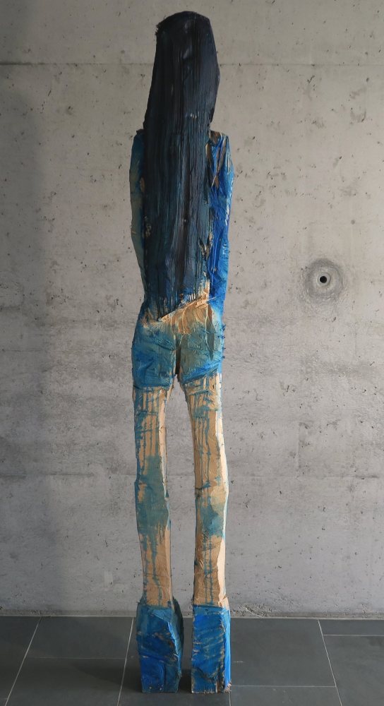 Holzskulptur Lisa expressiv mit der Kettensäge geschnitzt und farbig gefasst