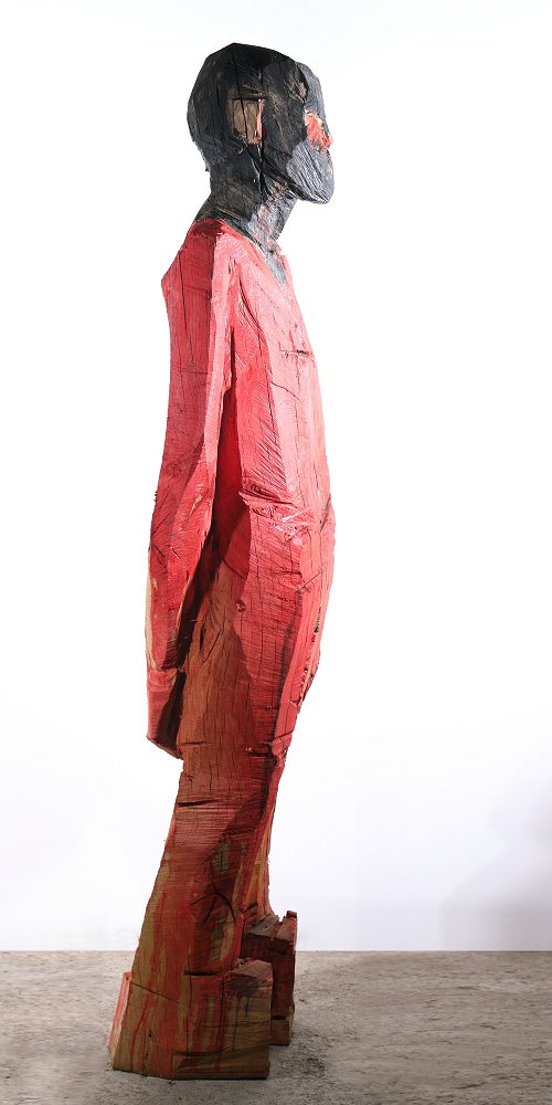 Holzskulptur Helmut expressiv mit der Kettensäge geschnitzt auf Sockel