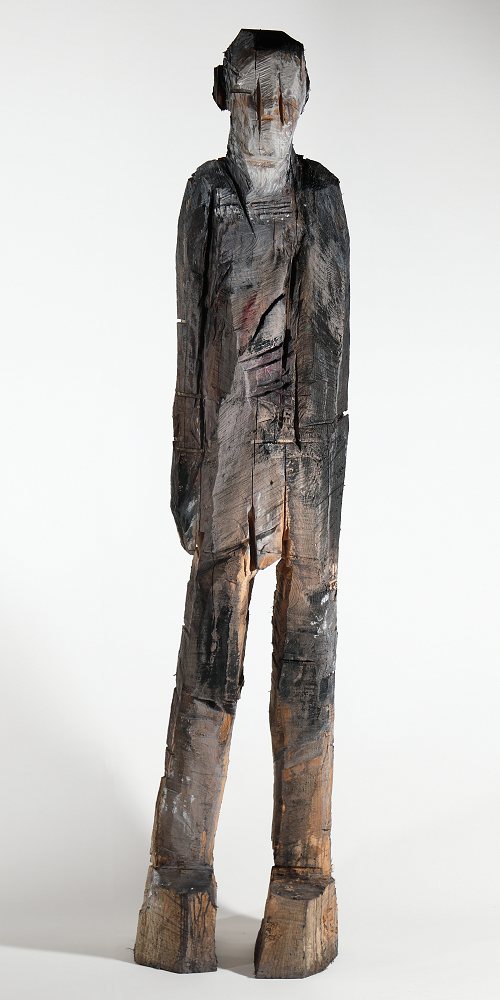 Holzskulptur Jochen expressiv mit der Kettensäge geschnitzt auf Sockel