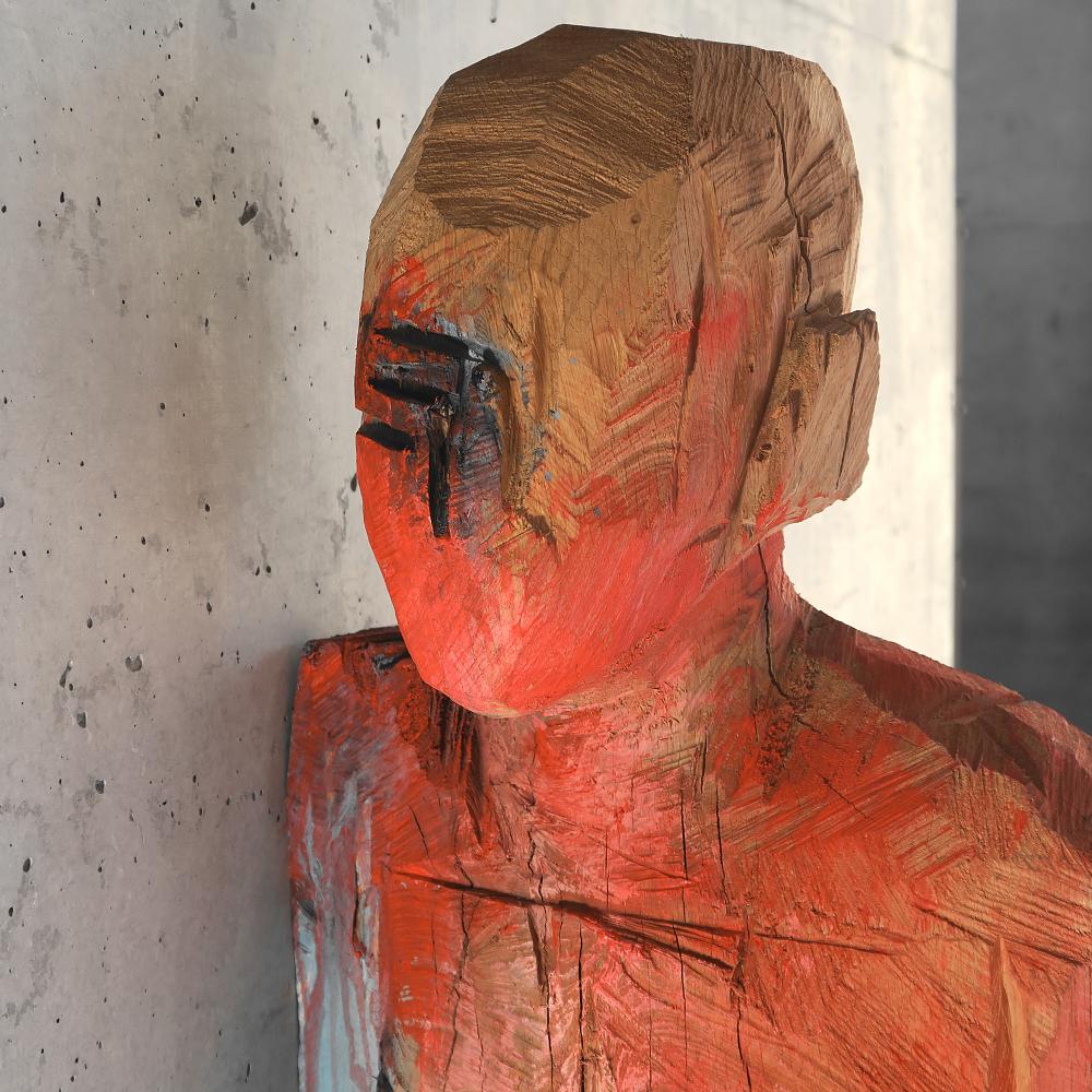 Holzskulptur Lena expressiv mit der Kettensäge geschnitzt figurativeart