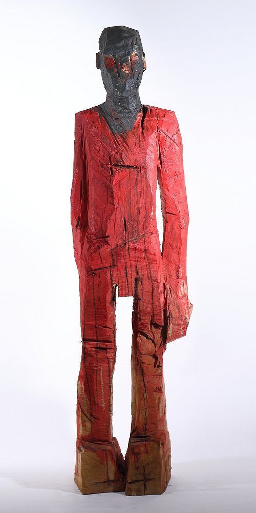 große Holzskulptur Helmut rot gefasst mit schwarzem Kopf aus Eiche - Vorderansicht