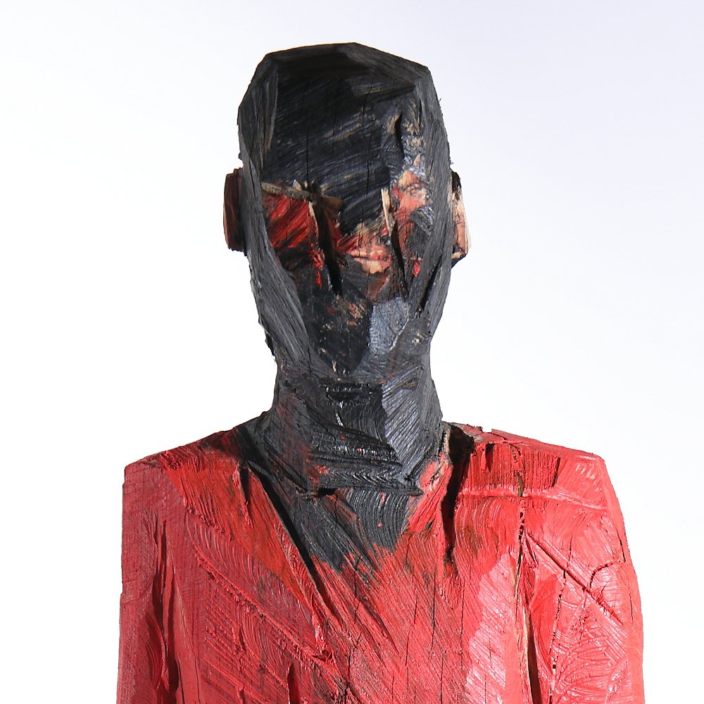 große Holzskulptur Helmut aus der Serie der Holzköpfe - rot gefasst mit schwarzem Kopf - mit der Kettensäge aus Eiche geschnitten