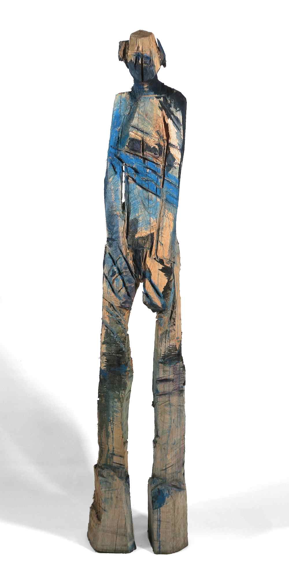 Holzkopf Isolde - Expressive Holzskulptur aus Eiche mit Blautönen, tiefen schrägen Schnitten und verletzlicher, schützender Gestik. Fragmentierte Figur, offen für Interpretation.