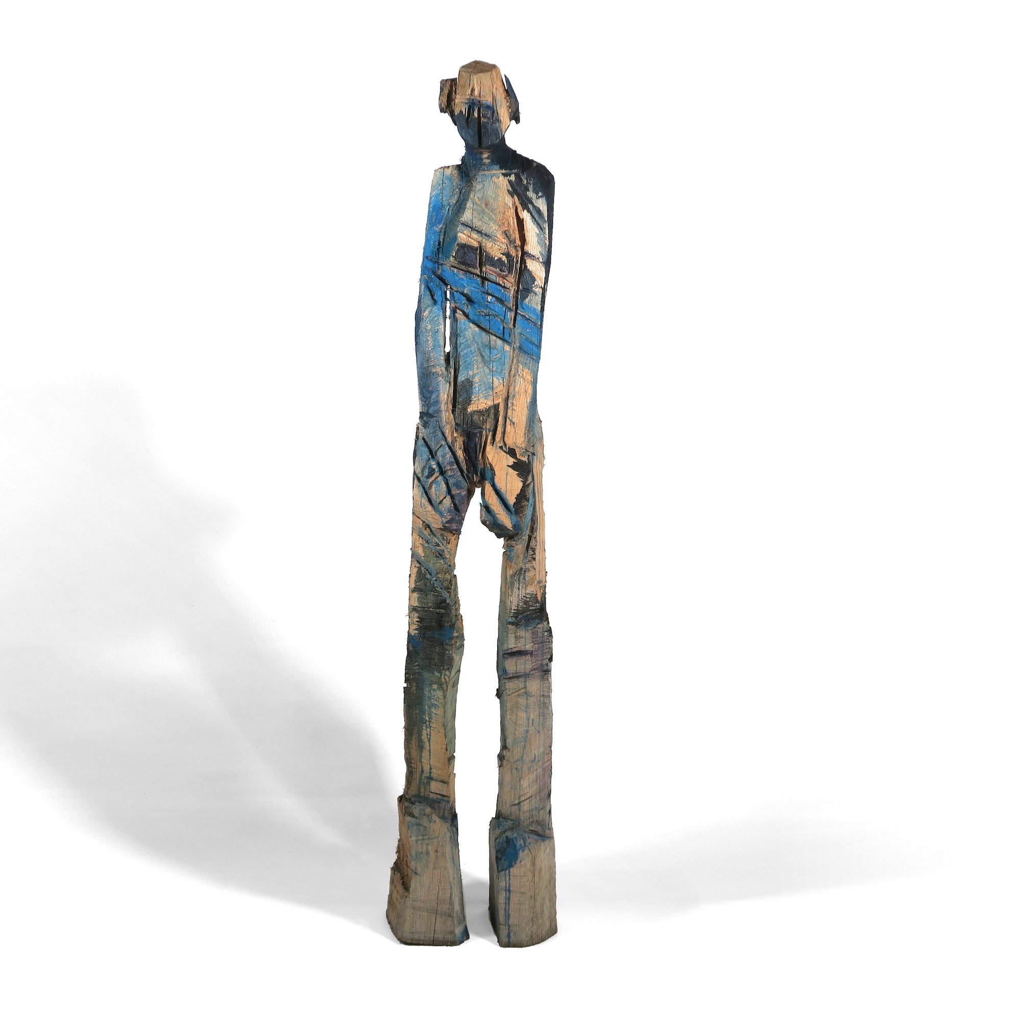 Holzskulptur 'Isolde' mit tiefen Einschnitten der Motorsäge und in kräftigen blauen Farben gefasst