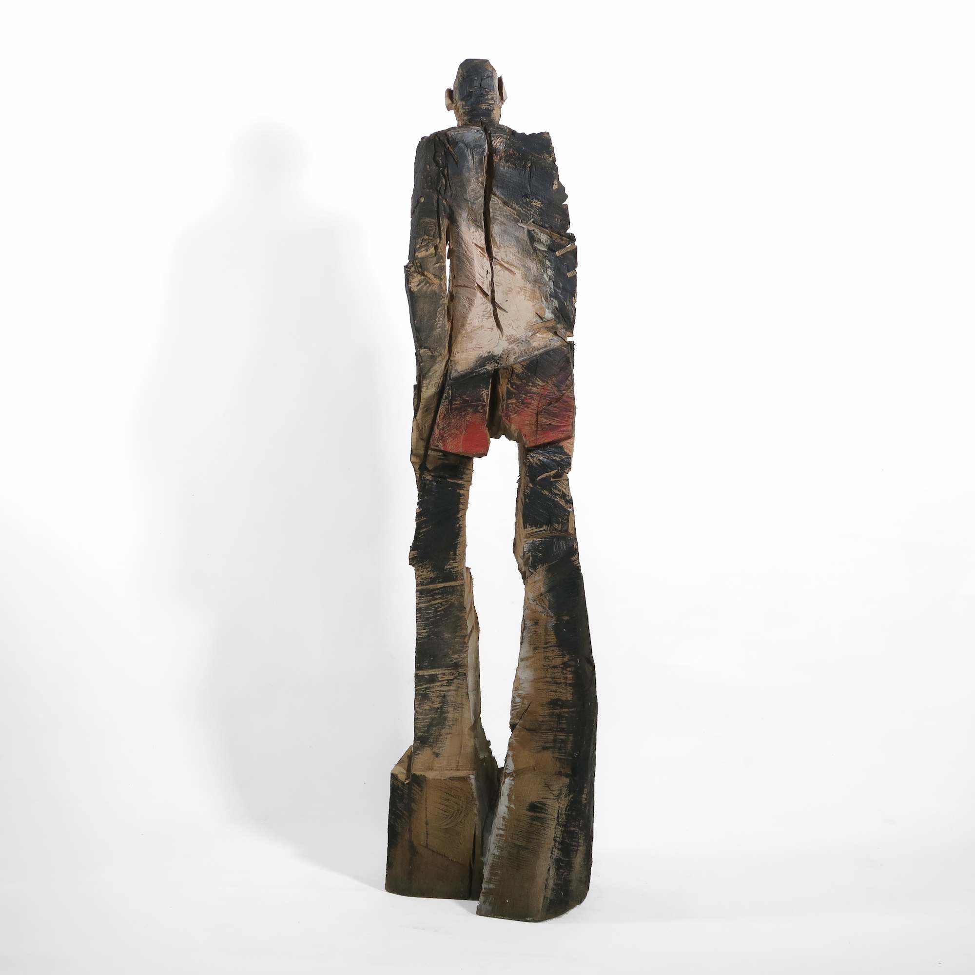 lebensgroße Holzskulptur 'Mane' aus der Serie der Holzköpfe von hinten