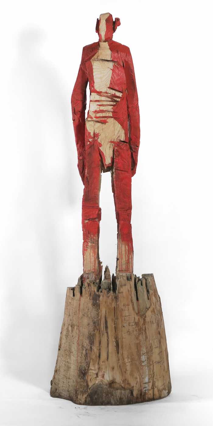 Holzkopf Chris - Holzskukptur aus Esche mit Sockel in rot und von der Farbe freigesägten Bereichen