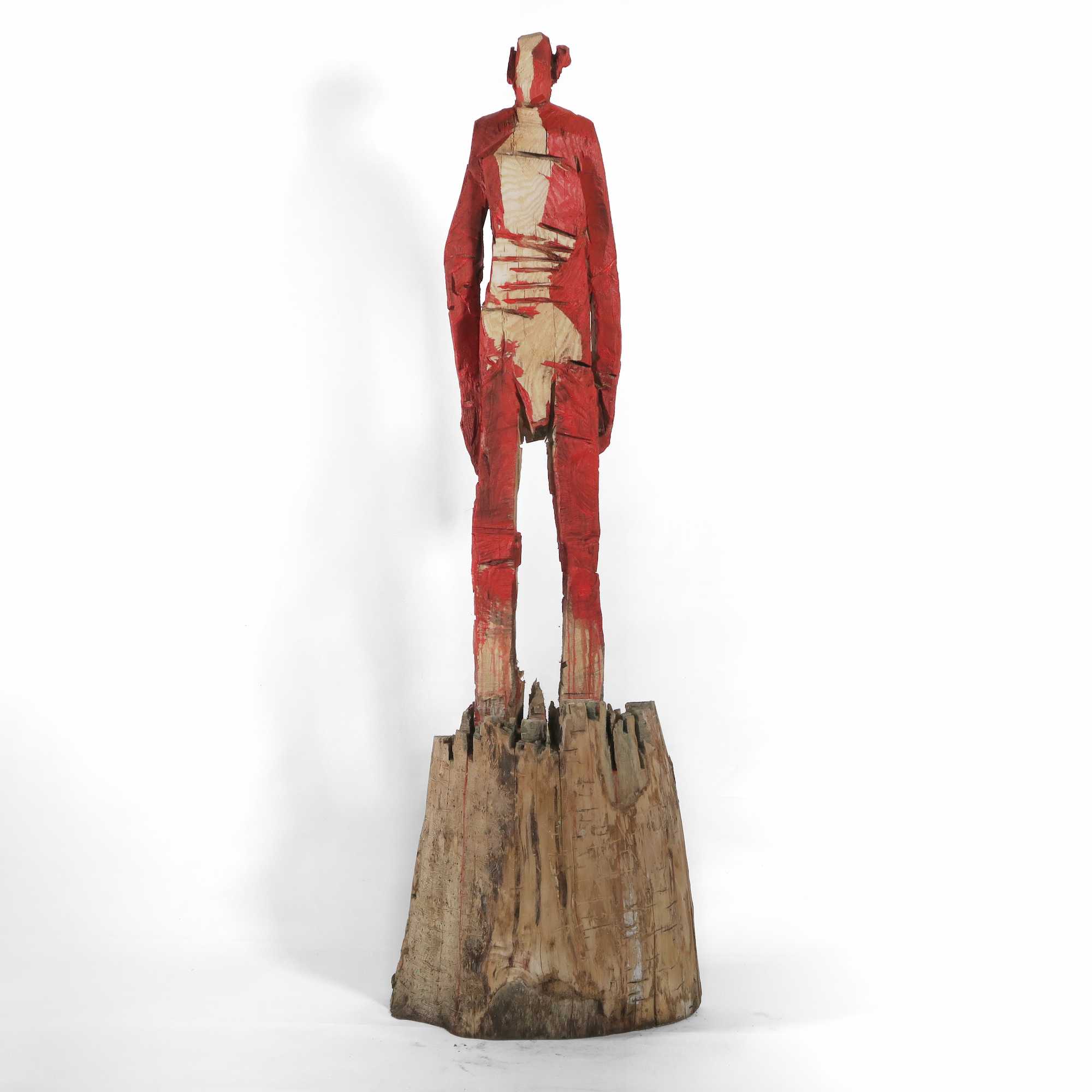 große Holzskulptur 'Chris' - expressive Holzskulptur mit der Kettensäge aus Esche geschnitzt und rot gefasst