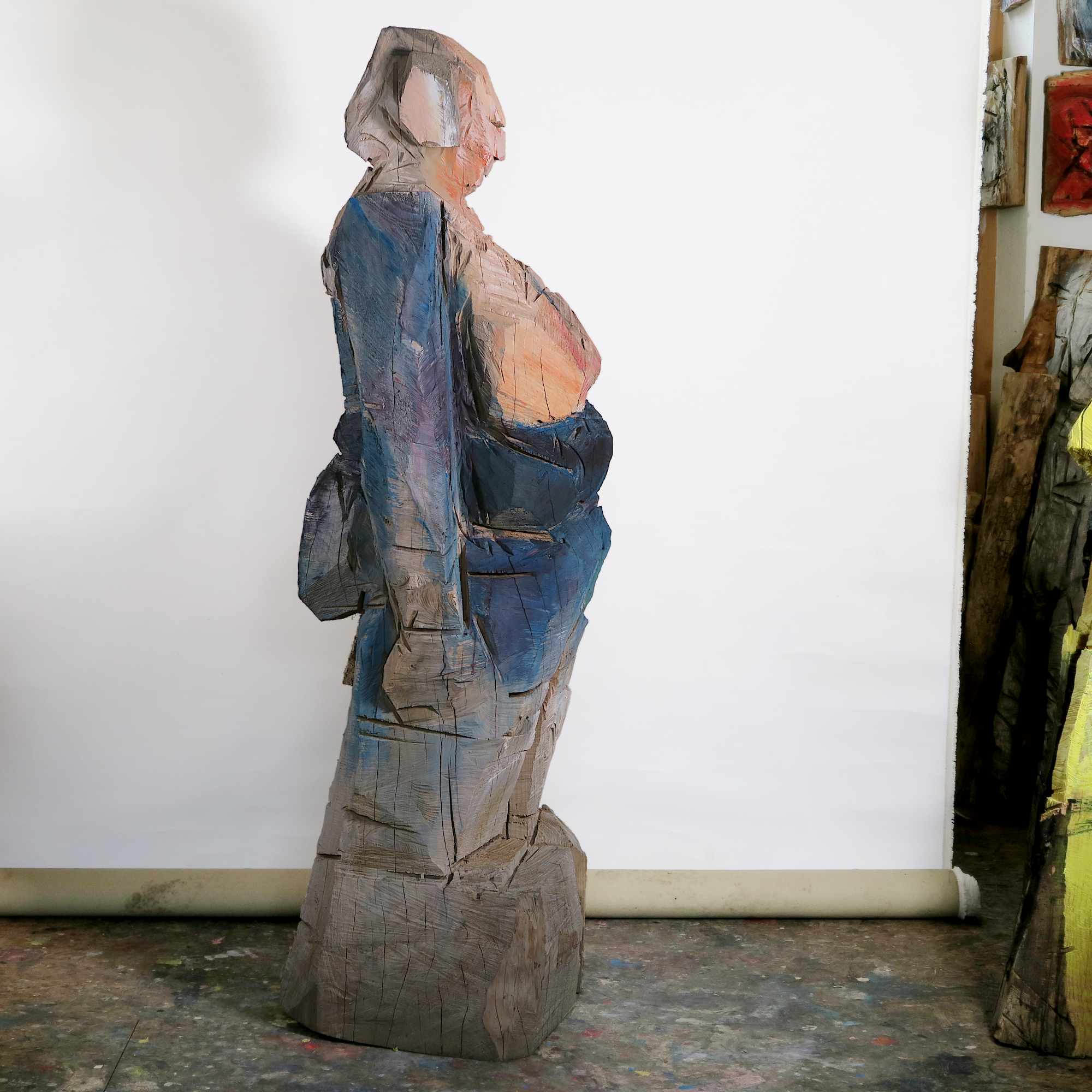 Holzskulptur 'Berta' aus der Serie der Holzköpfe von der Seite