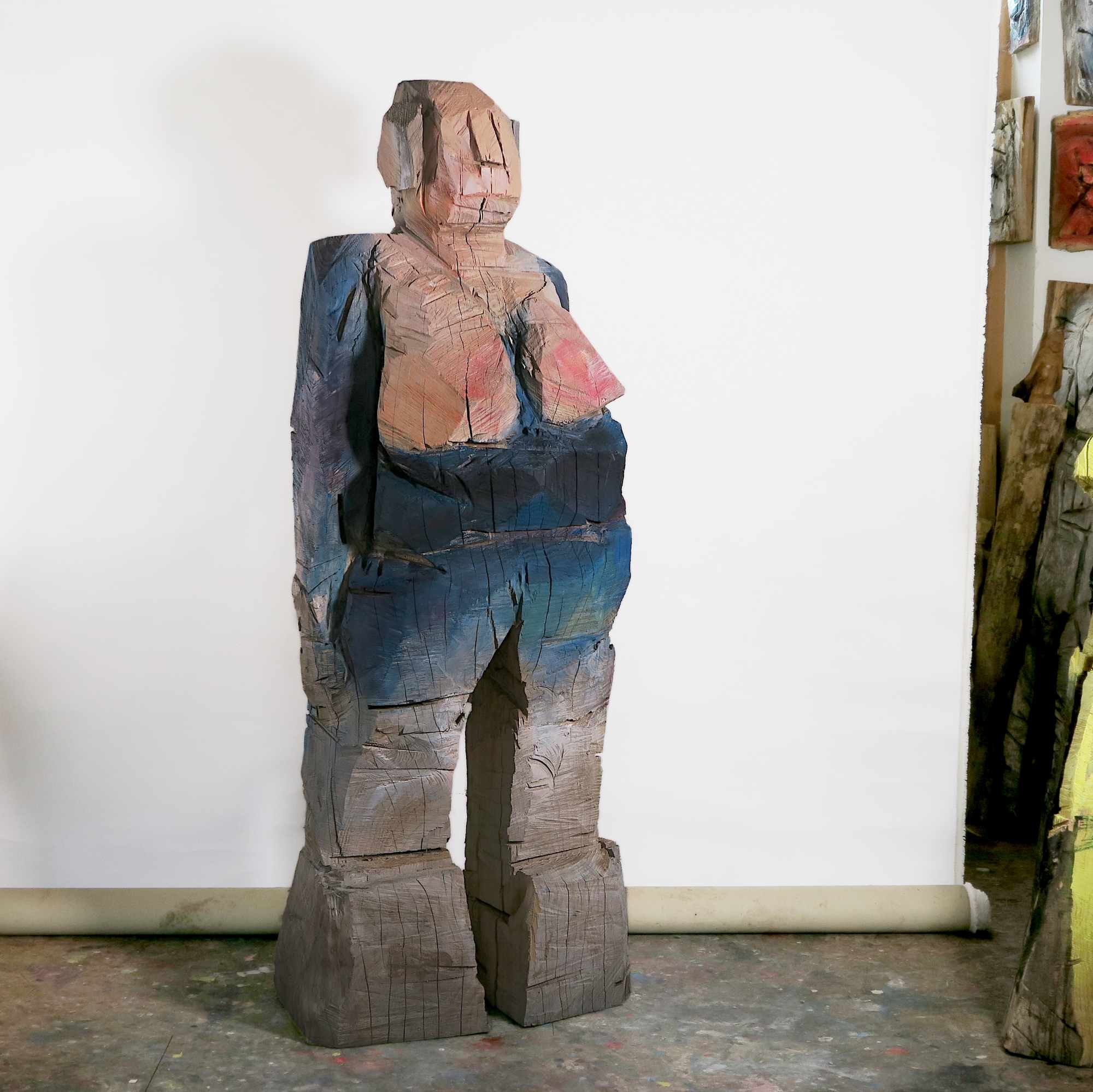 große Holzskulptur 'Berta' - wuchtige Figur mit gorßem rosa gefassten Busen aus einer Kolorado-Tanne