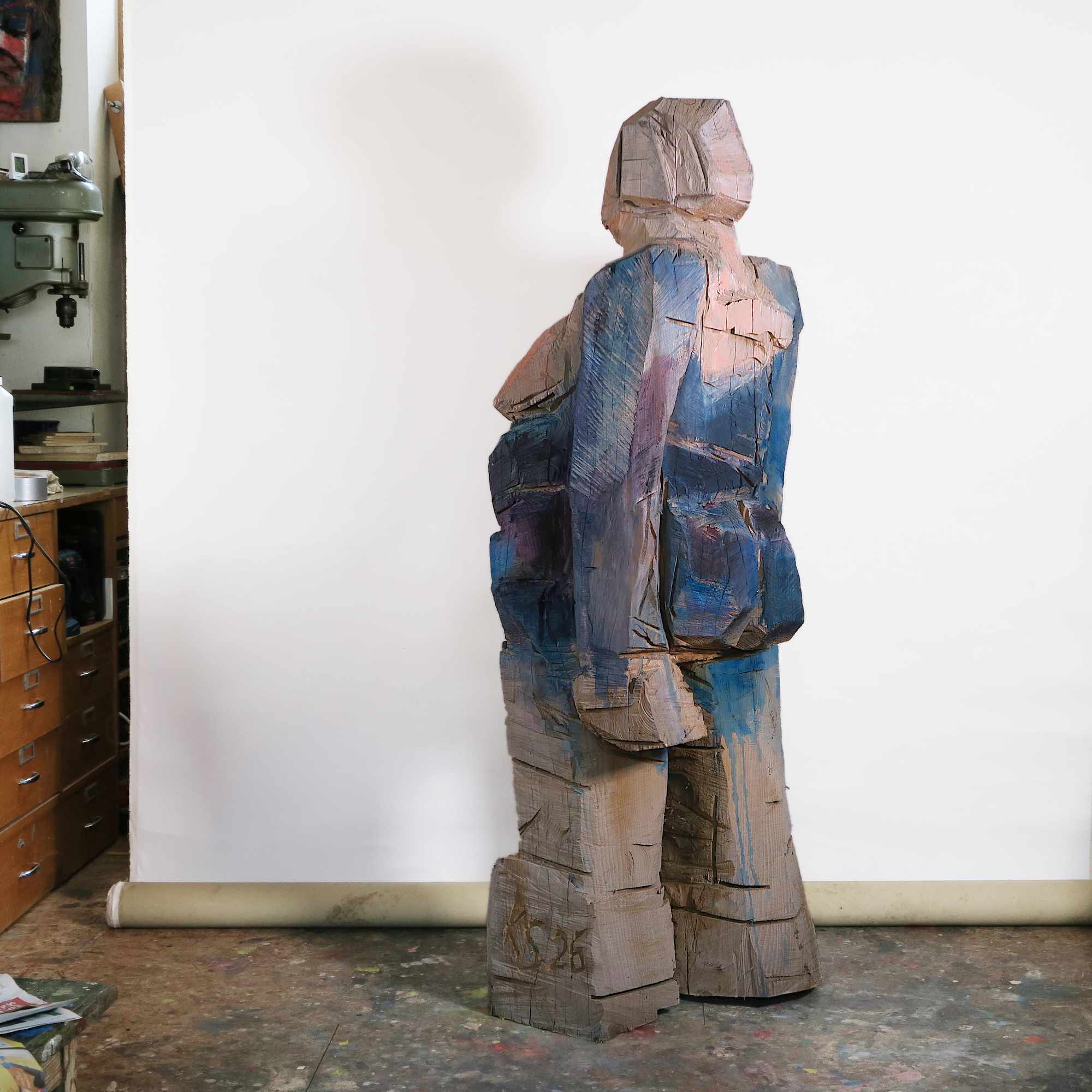 große voluminöse Holzskulptur 'Berta' - expressive Holzskulptur mit der Kettensäge aus einer Kolorado-Tanne geschnitzt und farbig gefasst