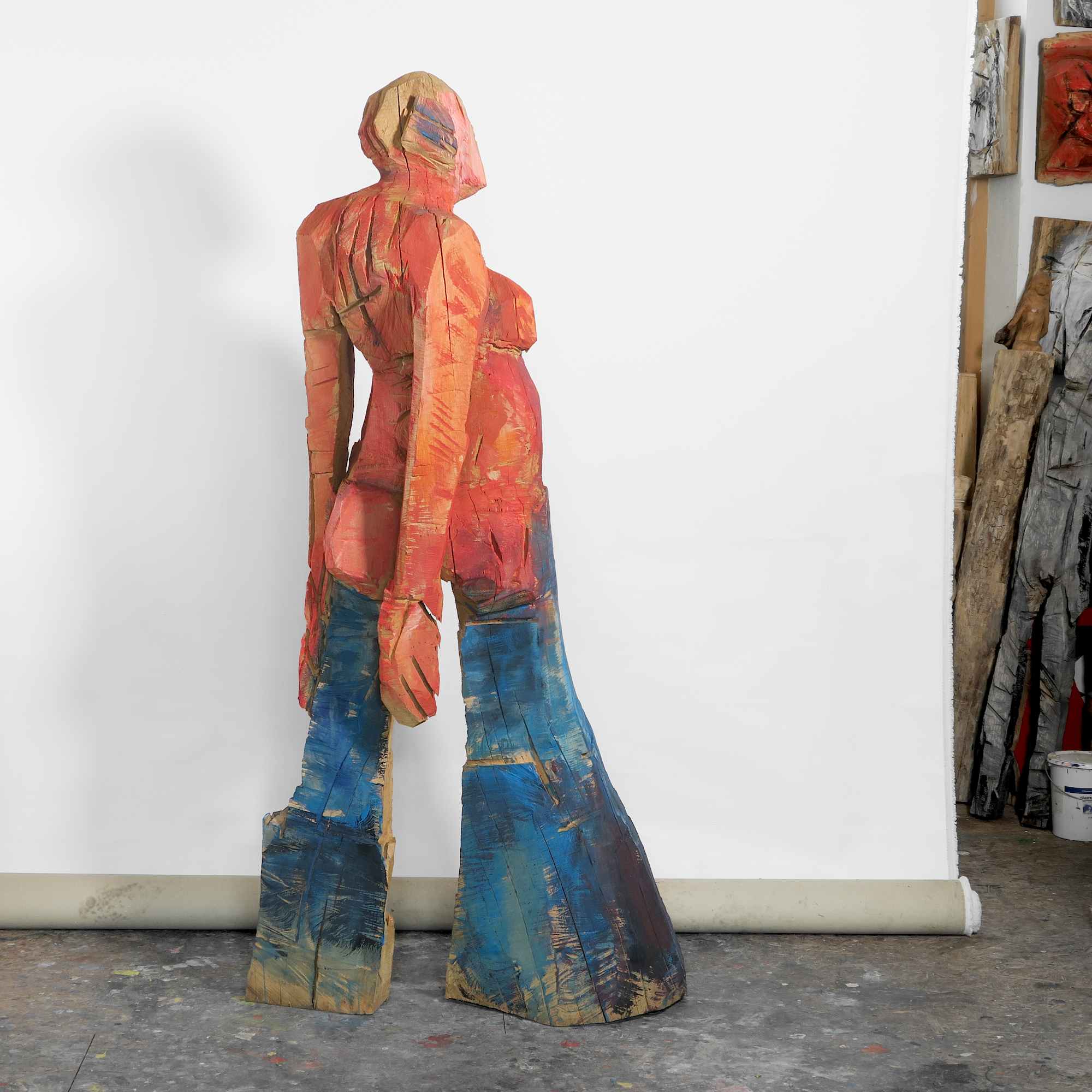 Holzskulptur 'Ruth' von hinten im Kontrapost mit dominantem Spielbein