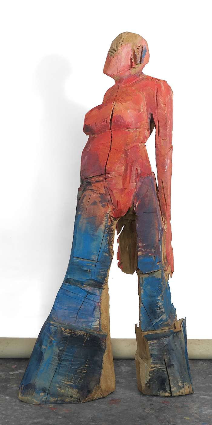 Holzskulptur 'Ruth' aus Eiche im Kontrapost mit dominantem Spielbein