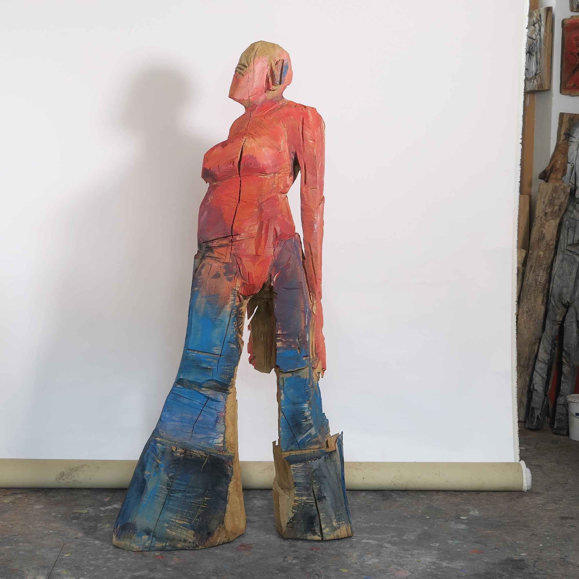 große voluminöse Holzskulptur 'Ruth' - expressive Holzskulptur im Kontrapost mit expressivem voluminösen Spielbein
