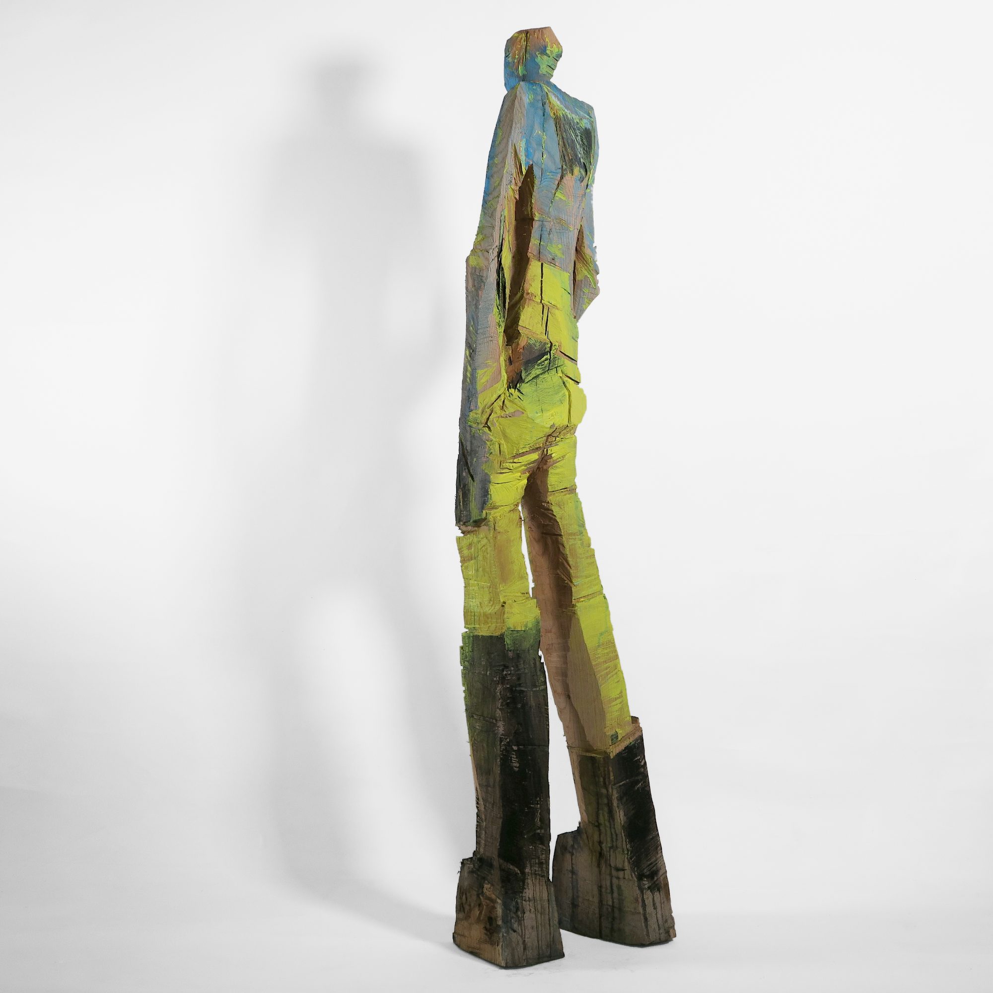 grelle gelb blaue Holzskulptur 'Franzi' - expressive Holzskulptur in der Ansicht von hinten rechts