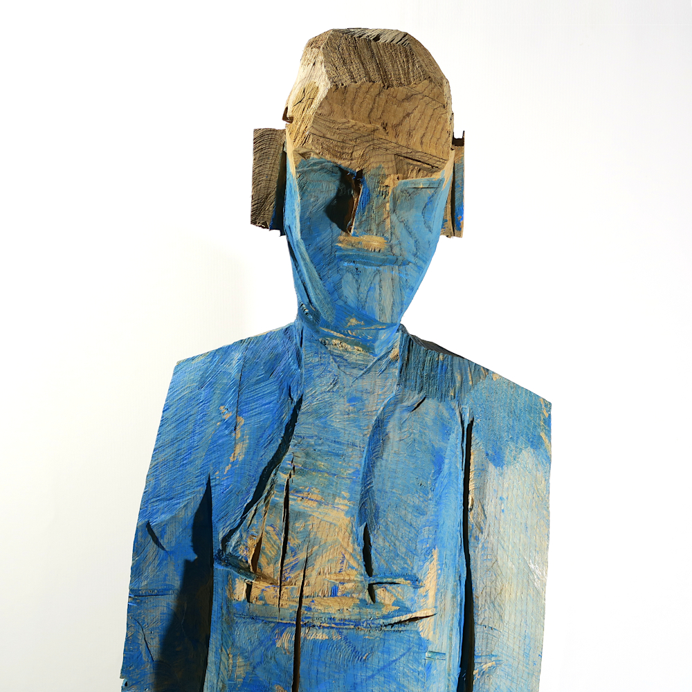 Holzskulptur Blaumann lebensgroß blau gefasst aus einem Eichenstamm mit der Kettensäge geschnitzt figurativeart