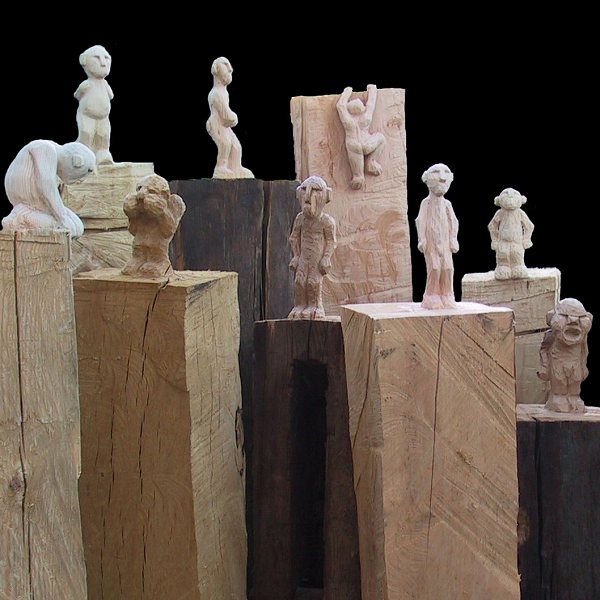 kleine Holzfiguren aus einem Stück geschnitzt - klassische Bildhauerei