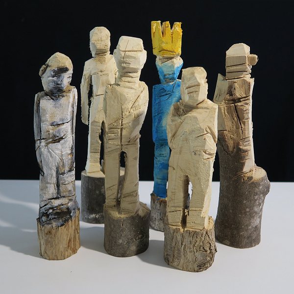 kleine Figuren aus Holz, handgesägt & farbig gefasst - ausdrucksstarke Unikate aus Holz