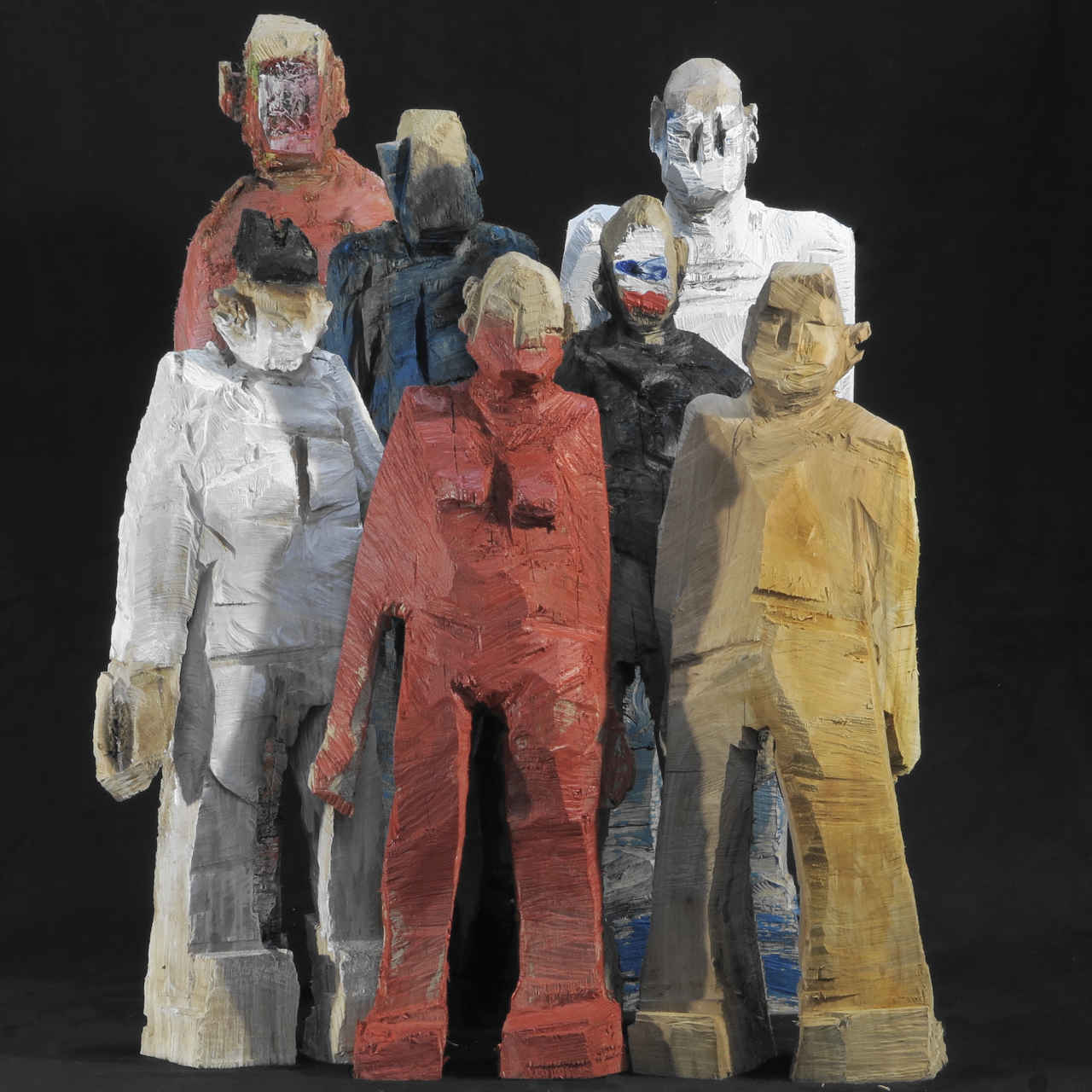 kleine moderne Skulpturen aus Holz aus der Serie der 'Engel' - keine himmlischen Wesen sondern menschliche Skulpturen!