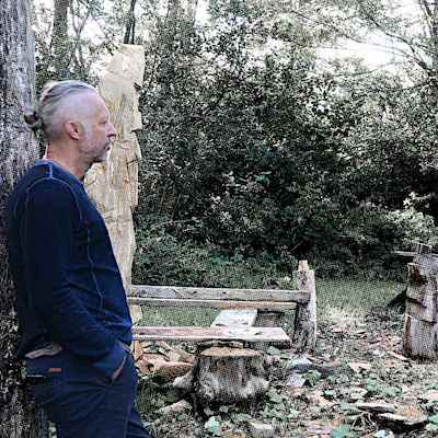 Bildhauer Klaus Schwendner auf dem Schnitzplatz